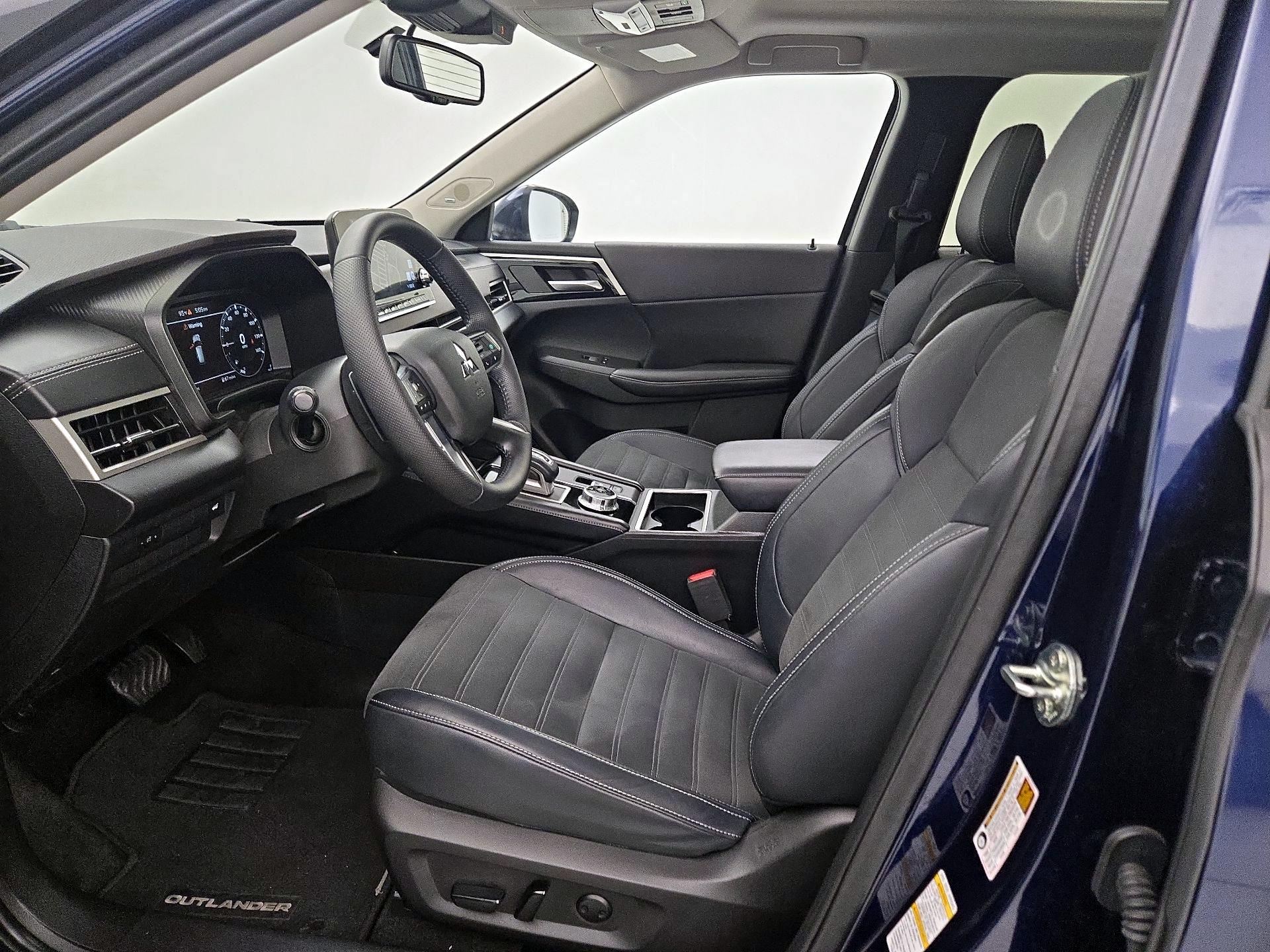 Thumbnail: 2023 Mitsubishi Outlander - 11