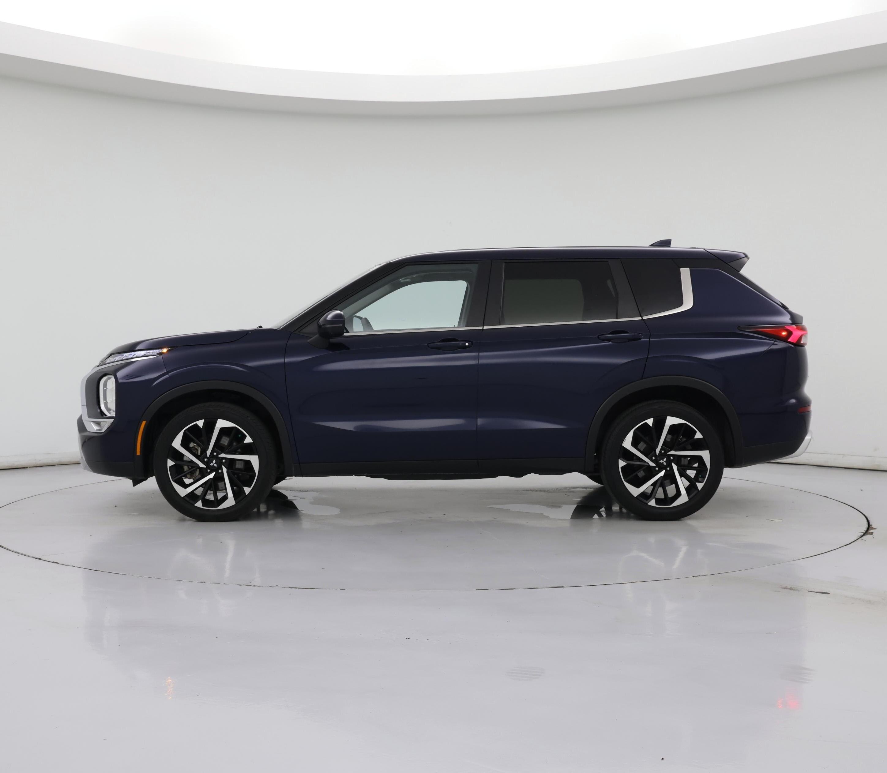 Thumbnail: 2023 Mitsubishi Outlander - 3
