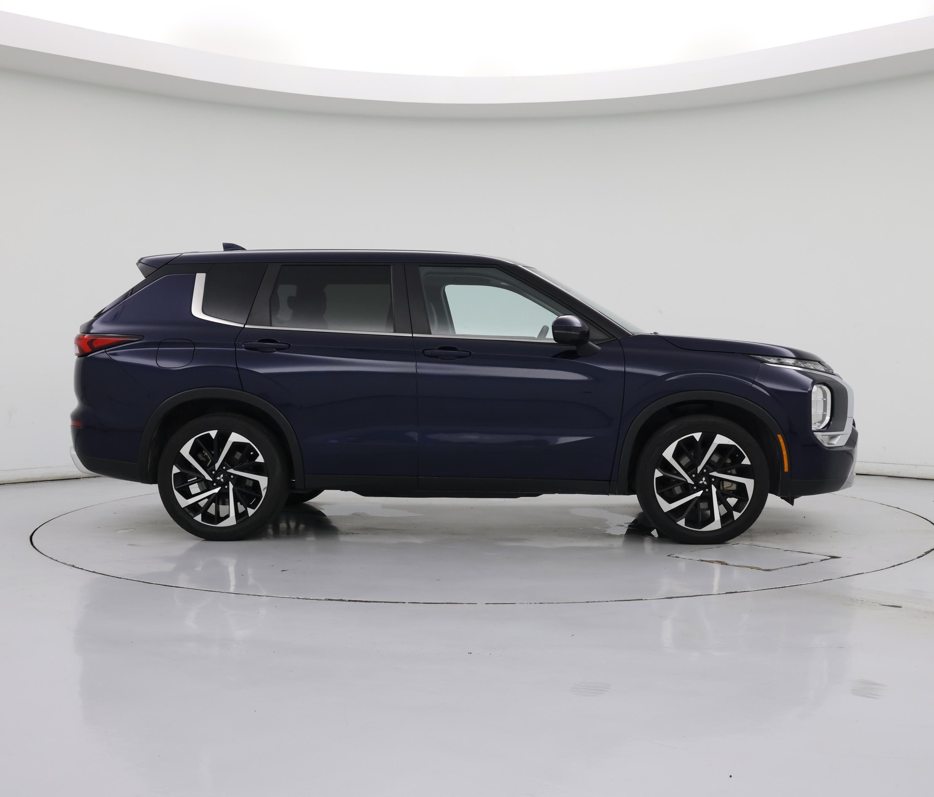 Thumbnail: 2023 Mitsubishi Outlander - 7