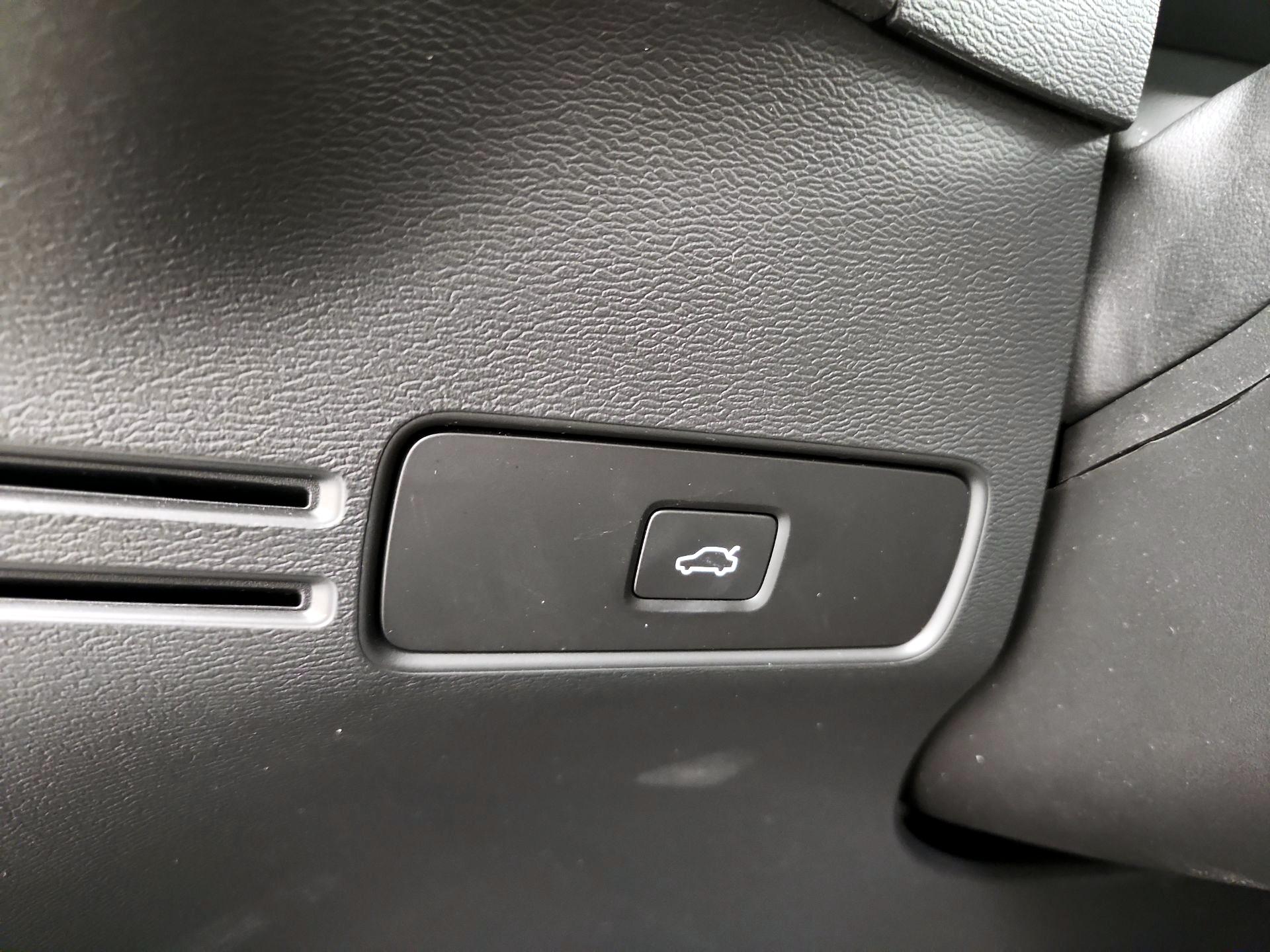 Thumbnail: 2023 Volvo XC40 - 13