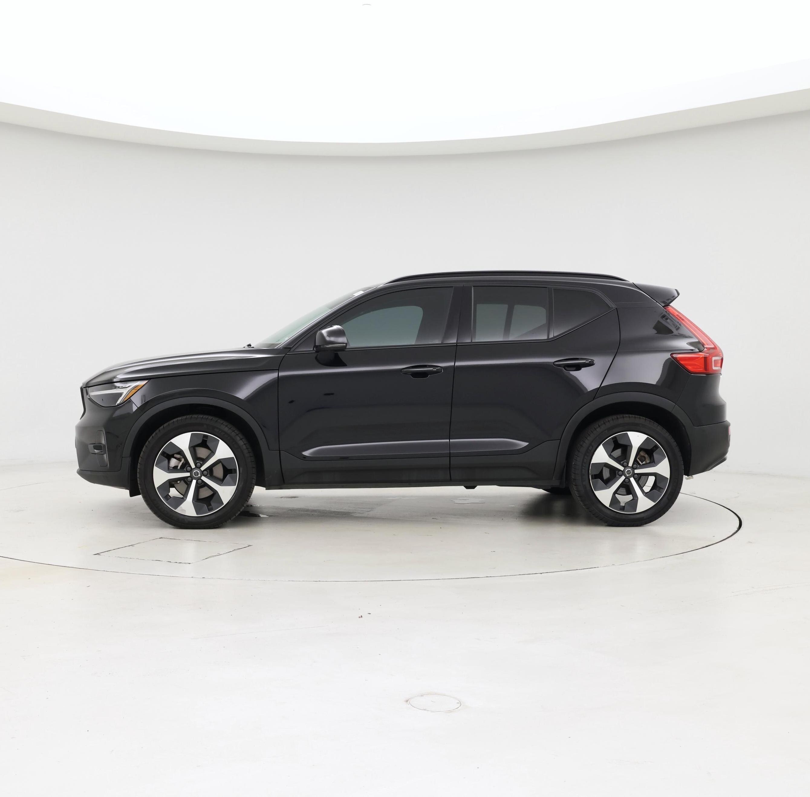 Thumbnail: 2023 Volvo XC40 - 3
