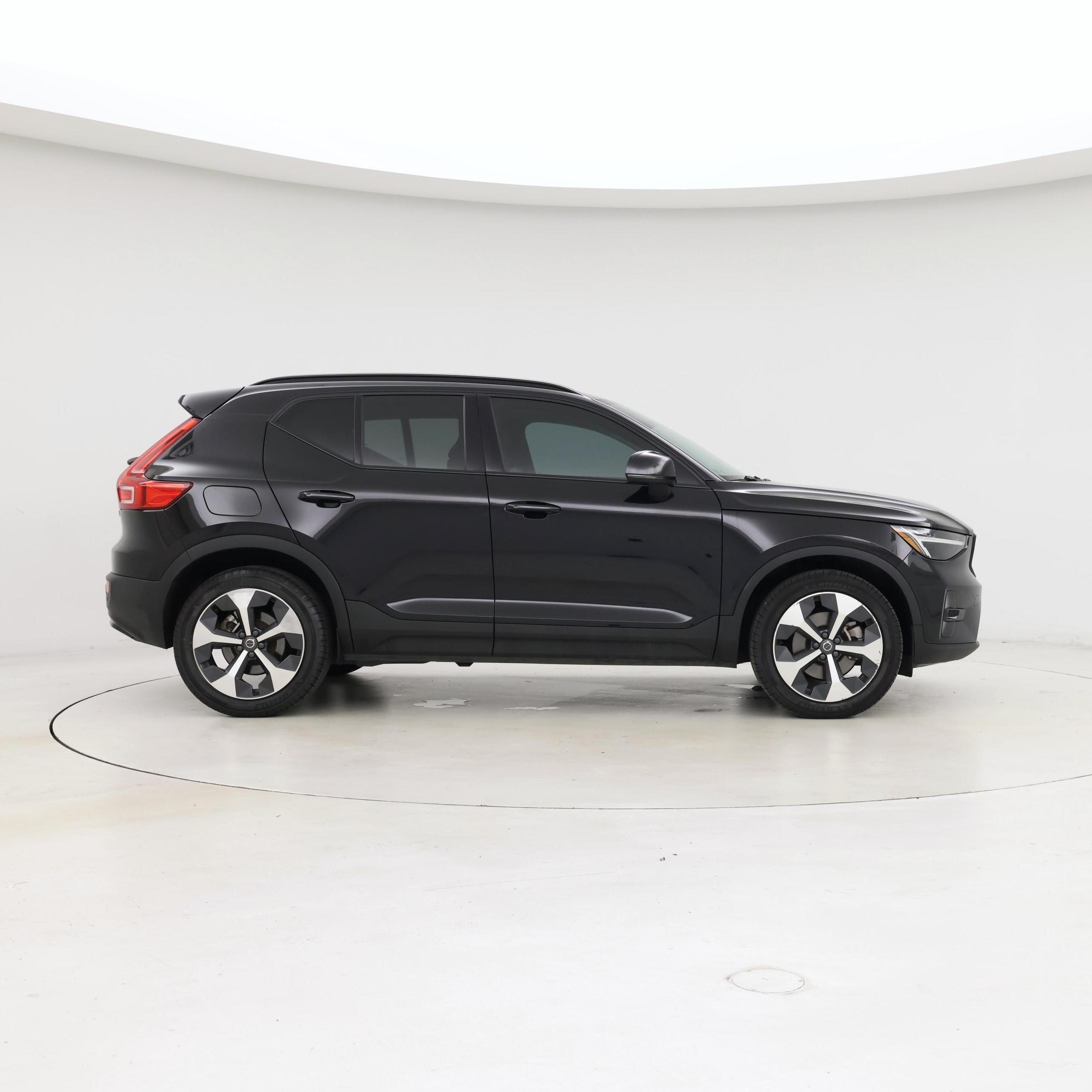 Thumbnail: 2023 Volvo XC40 - 7