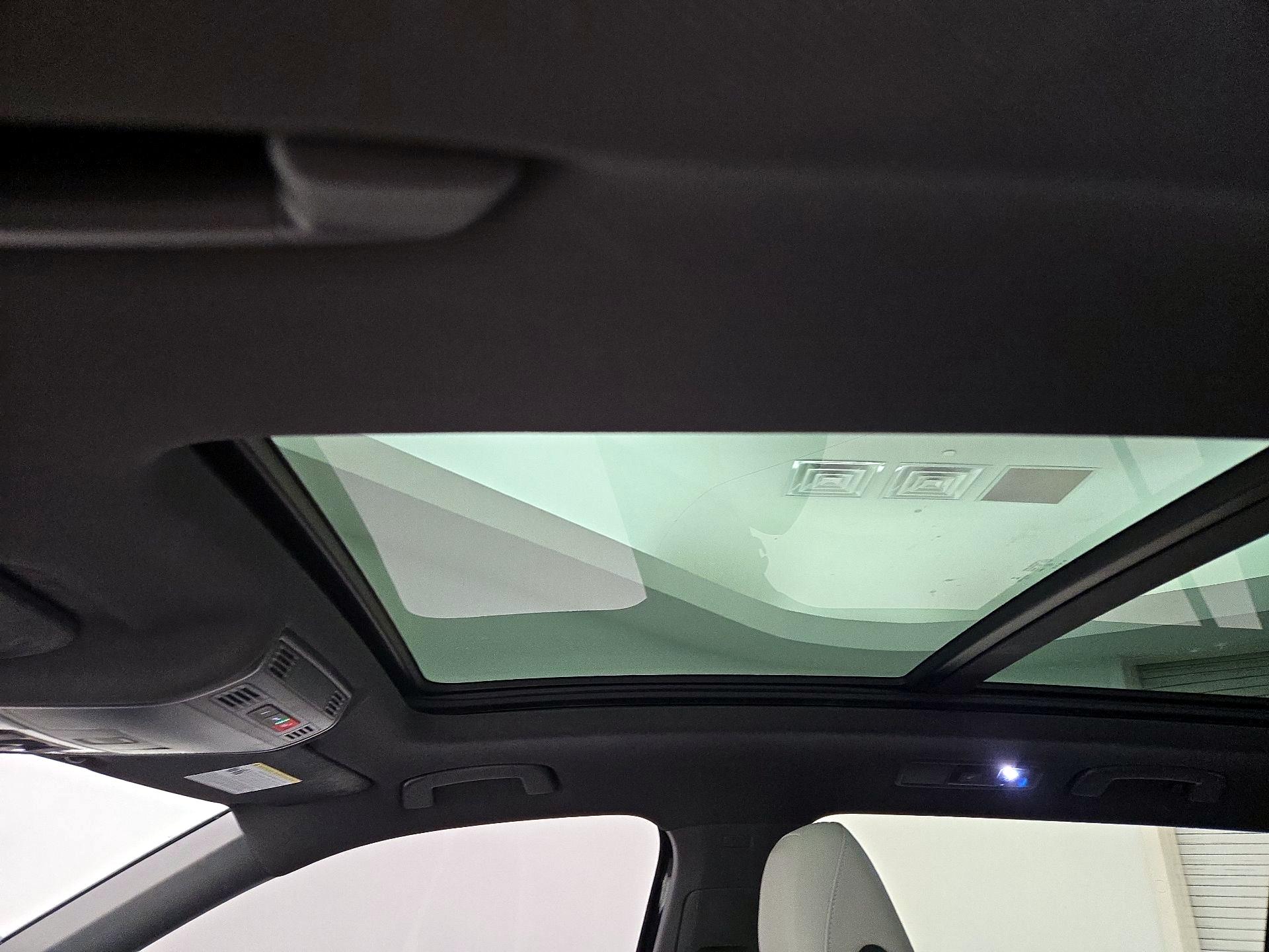 Thumbnail: 2022 Volkswagen Tiguan - 19