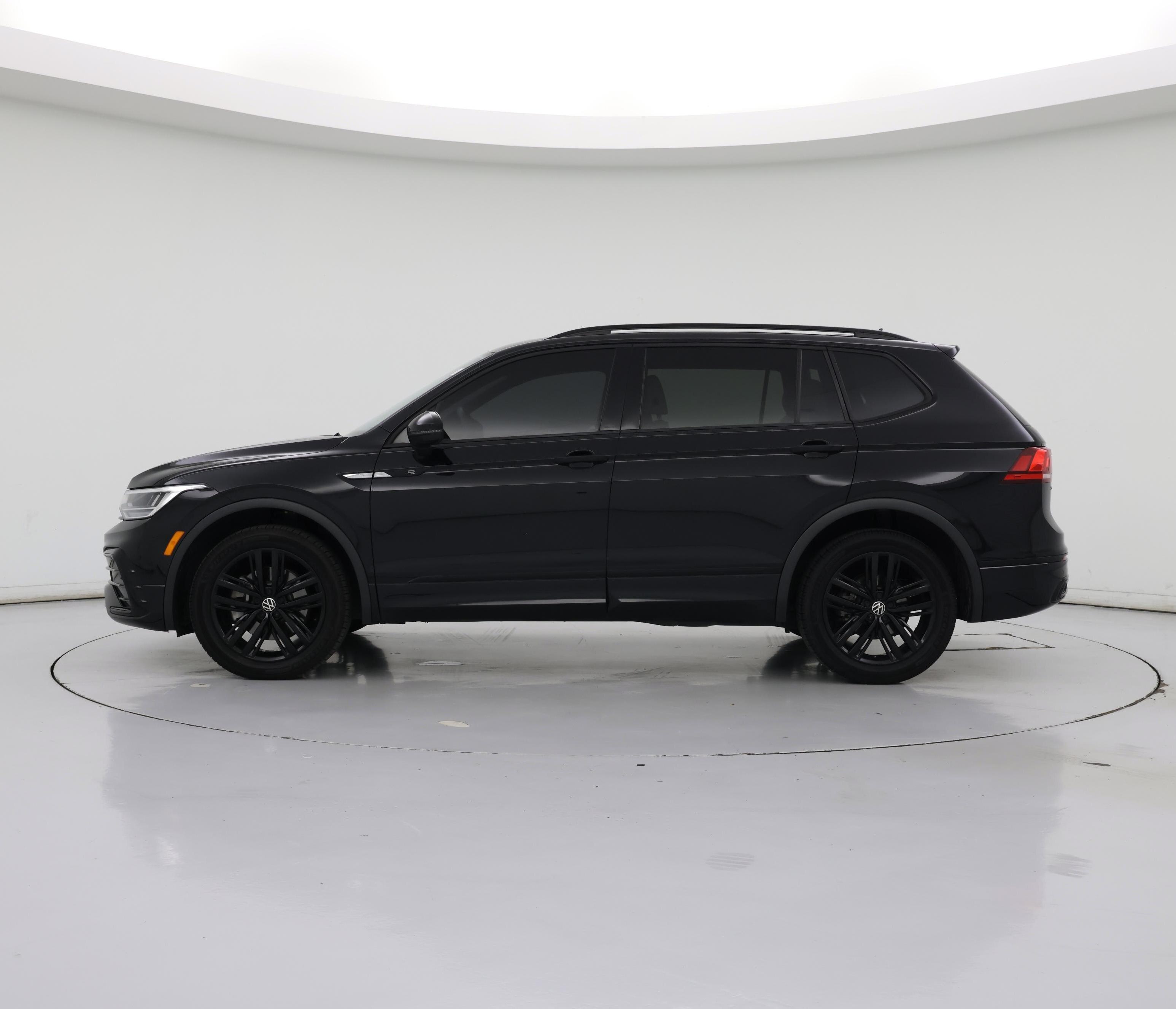 Thumbnail: 2022 Volkswagen Tiguan - 3