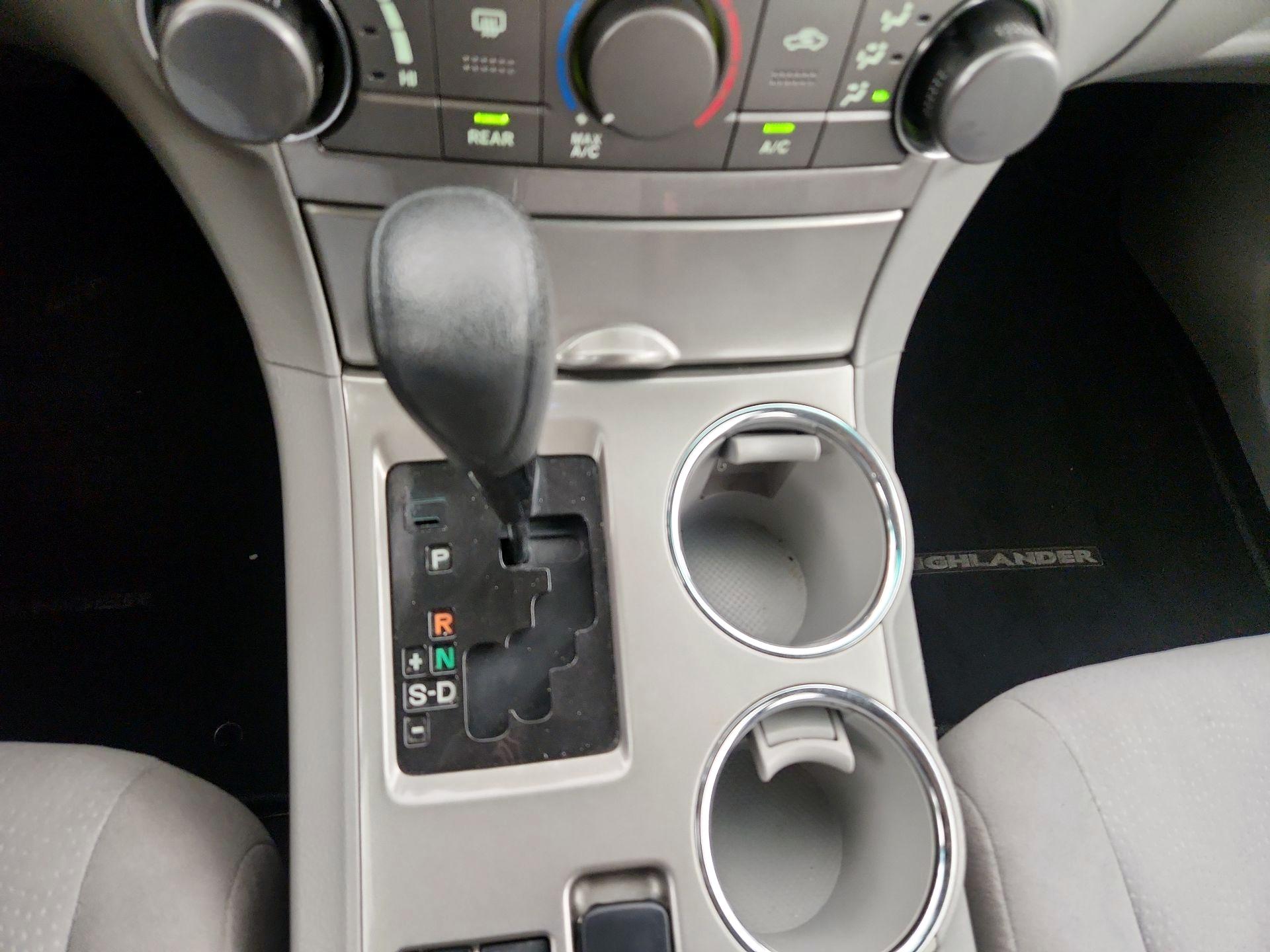 Thumbnail: 2013 Toyota Highlander - 16