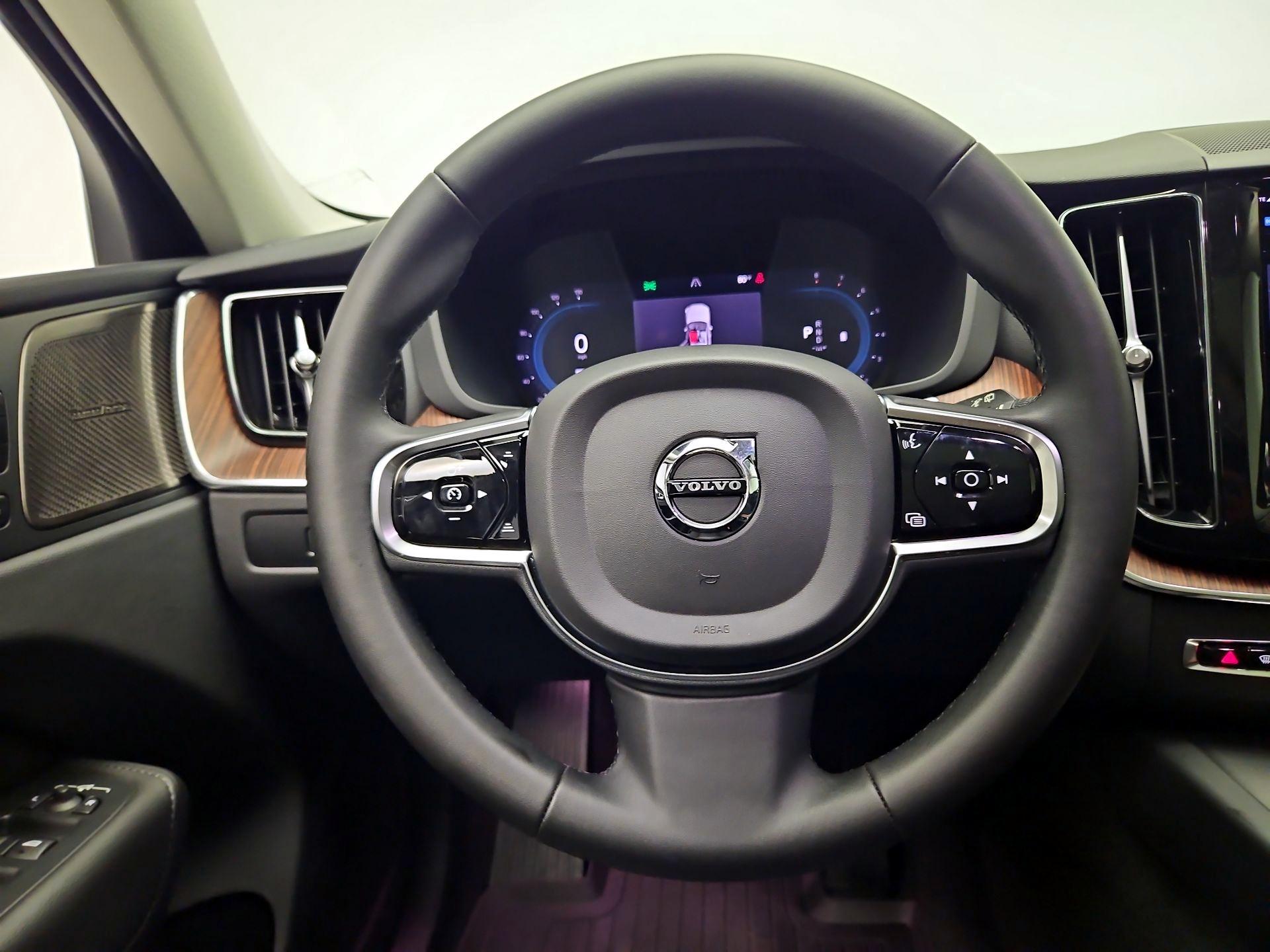 Thumbnail: 2023 Volvo XC60 - 10