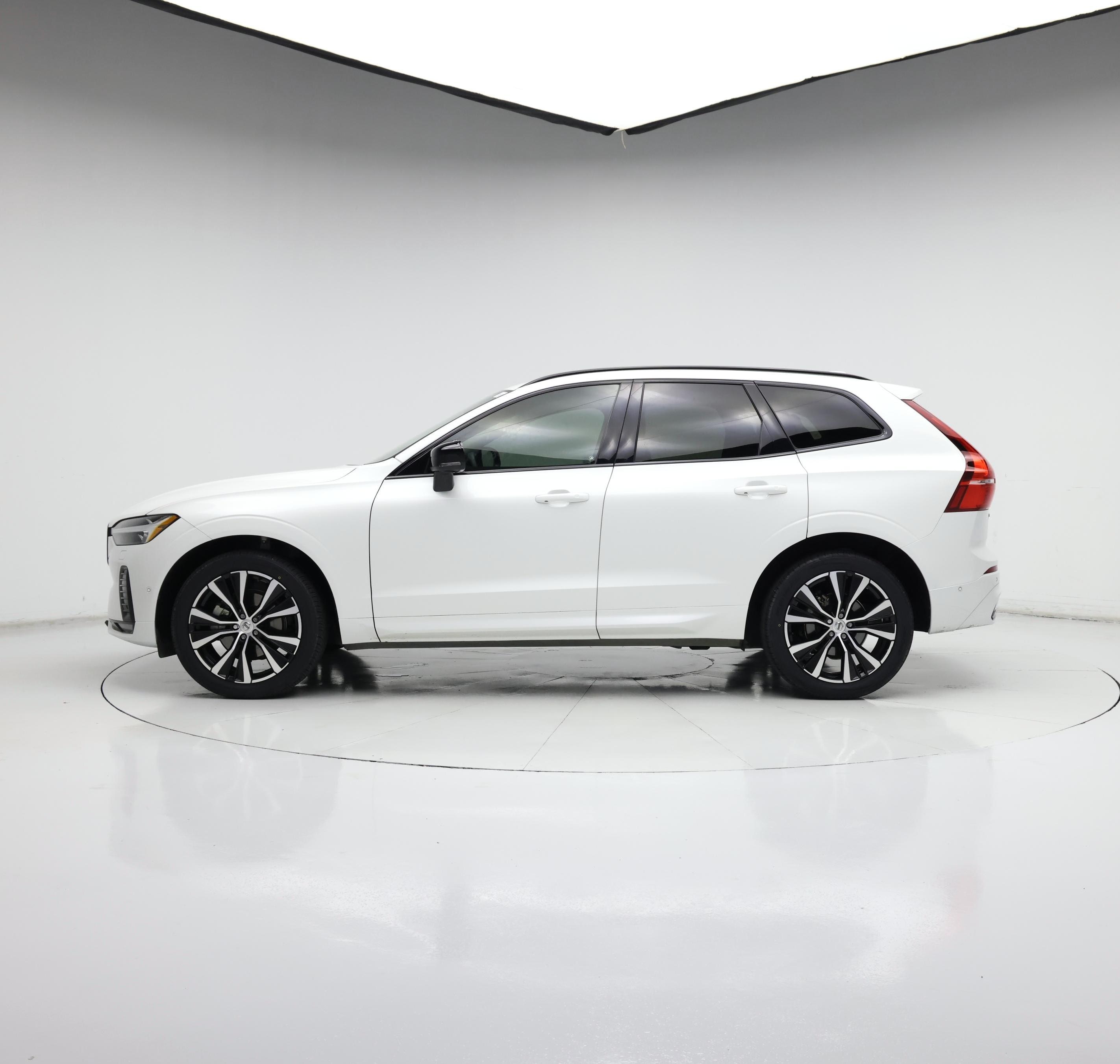 Thumbnail: 2023 Volvo XC60 - 3