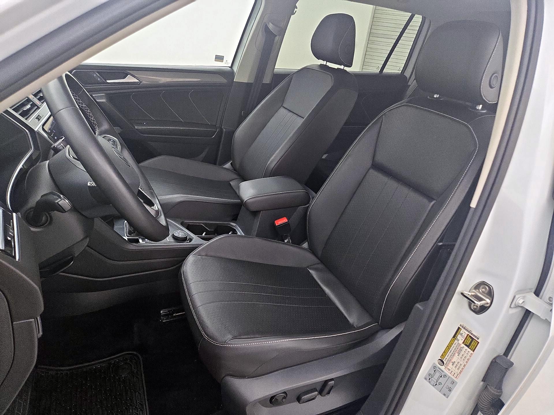 Thumbnail: 2022 Volkswagen Tiguan - 11