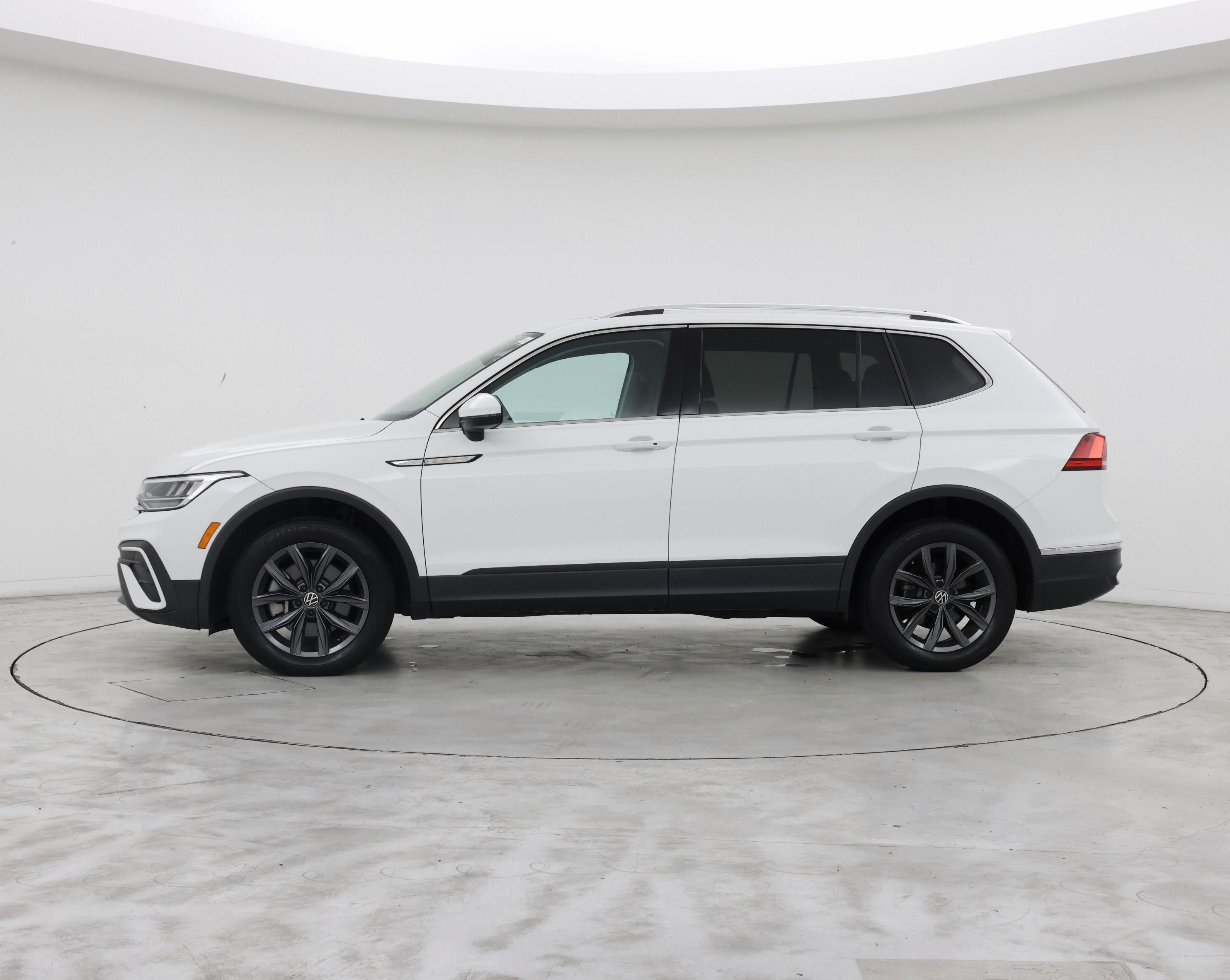 Thumbnail: 2022 Volkswagen Tiguan - 3
