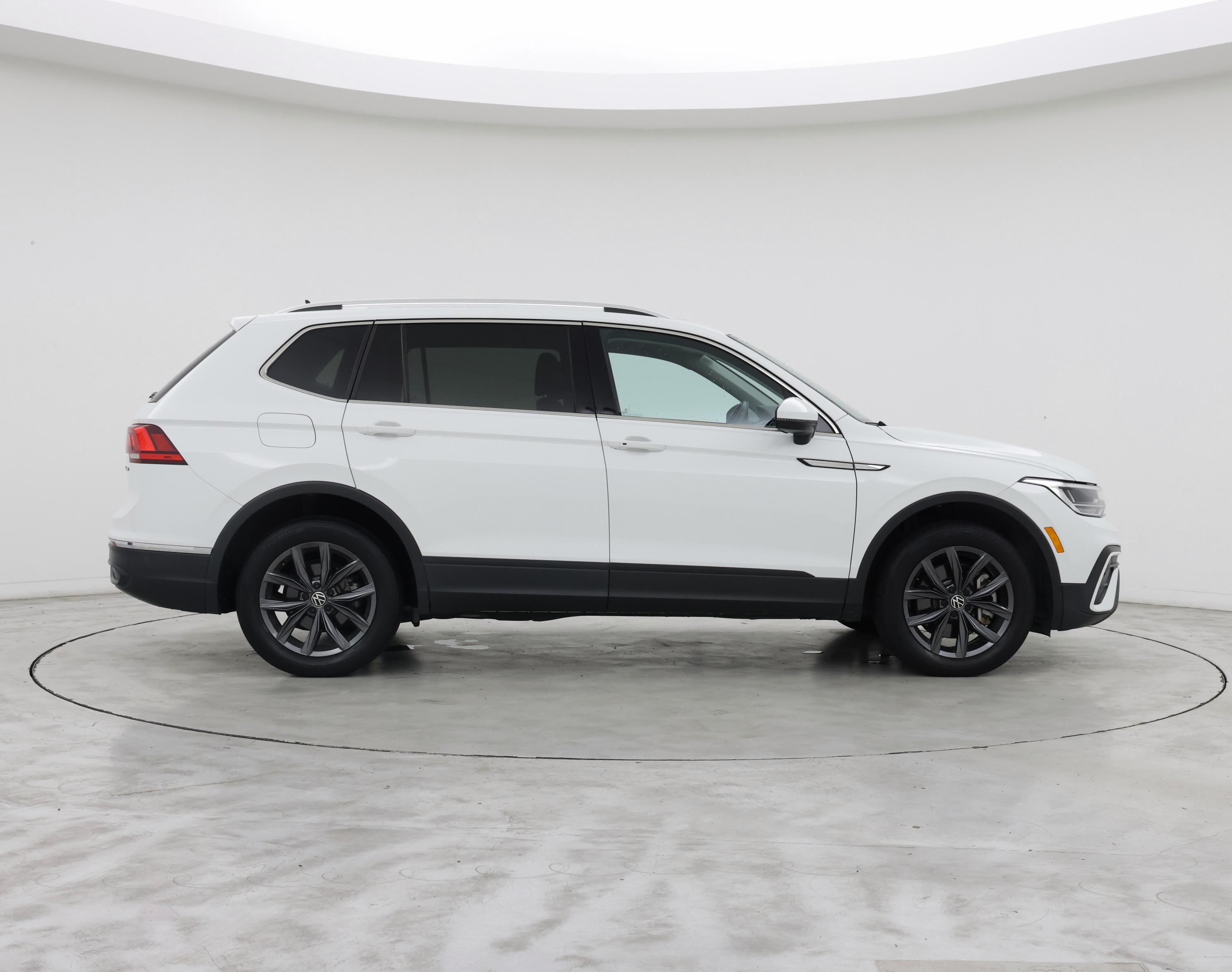 Thumbnail: 2022 Volkswagen Tiguan - 7