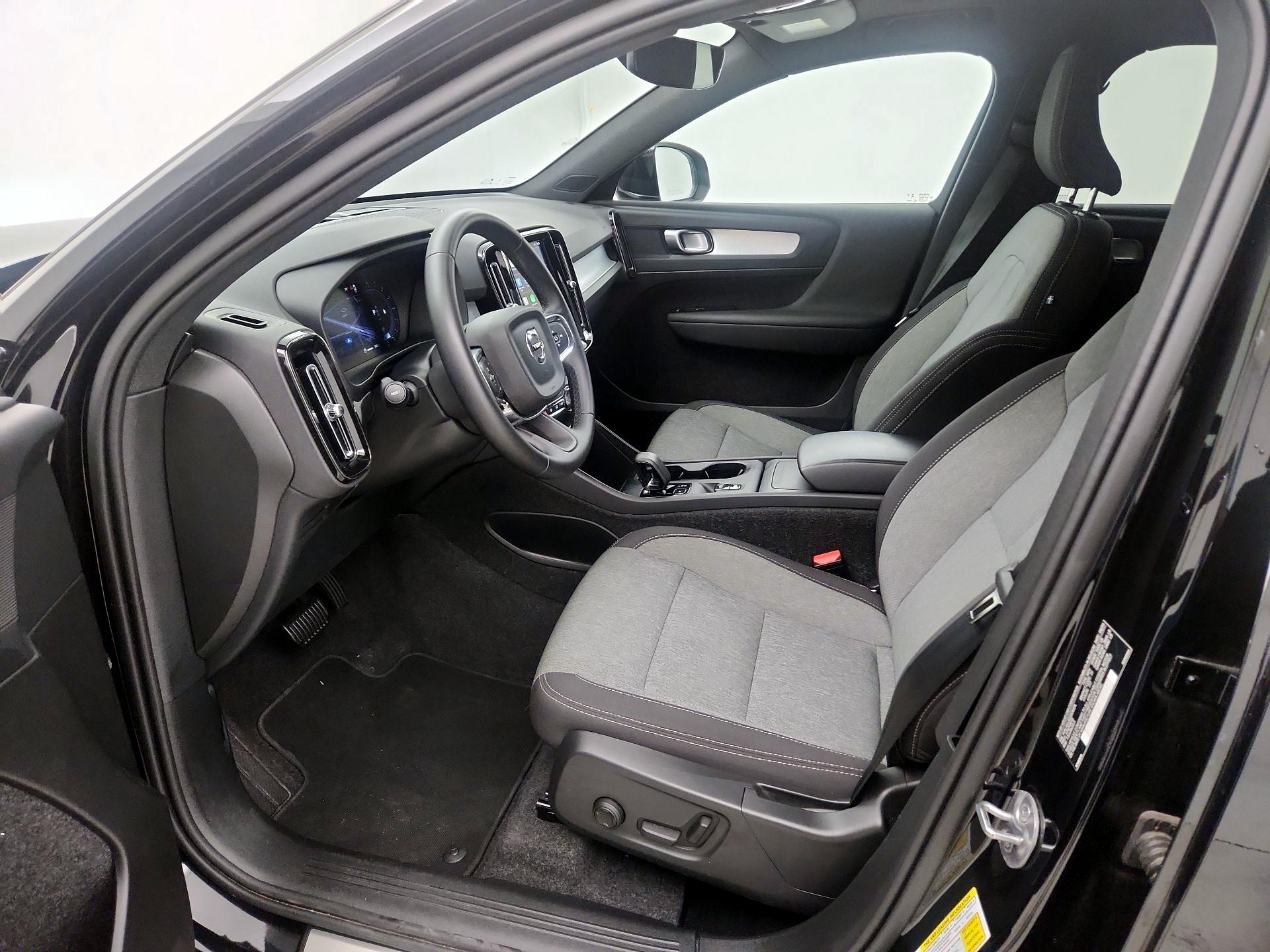 Thumbnail: 2025 Volvo XC40 - 11