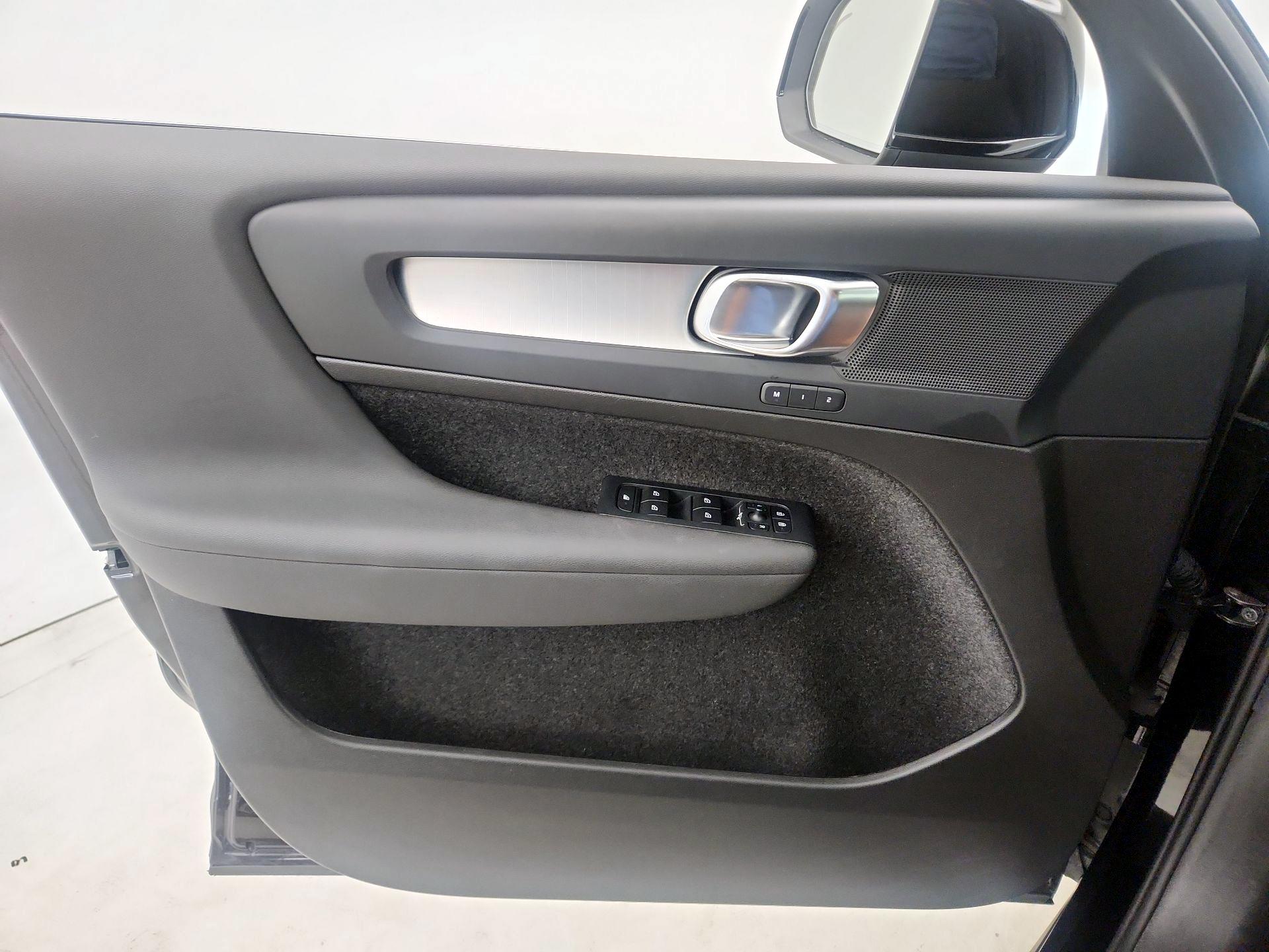 Thumbnail: 2025 Volvo XC40 - 12