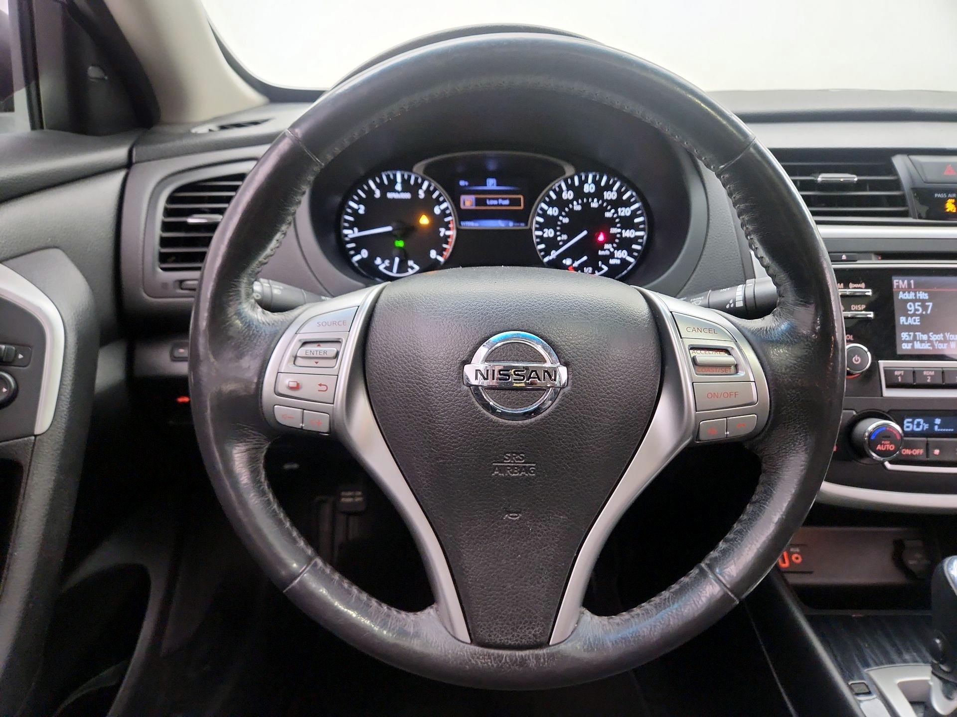 Thumbnail: 2017 Nissan Altima - 10