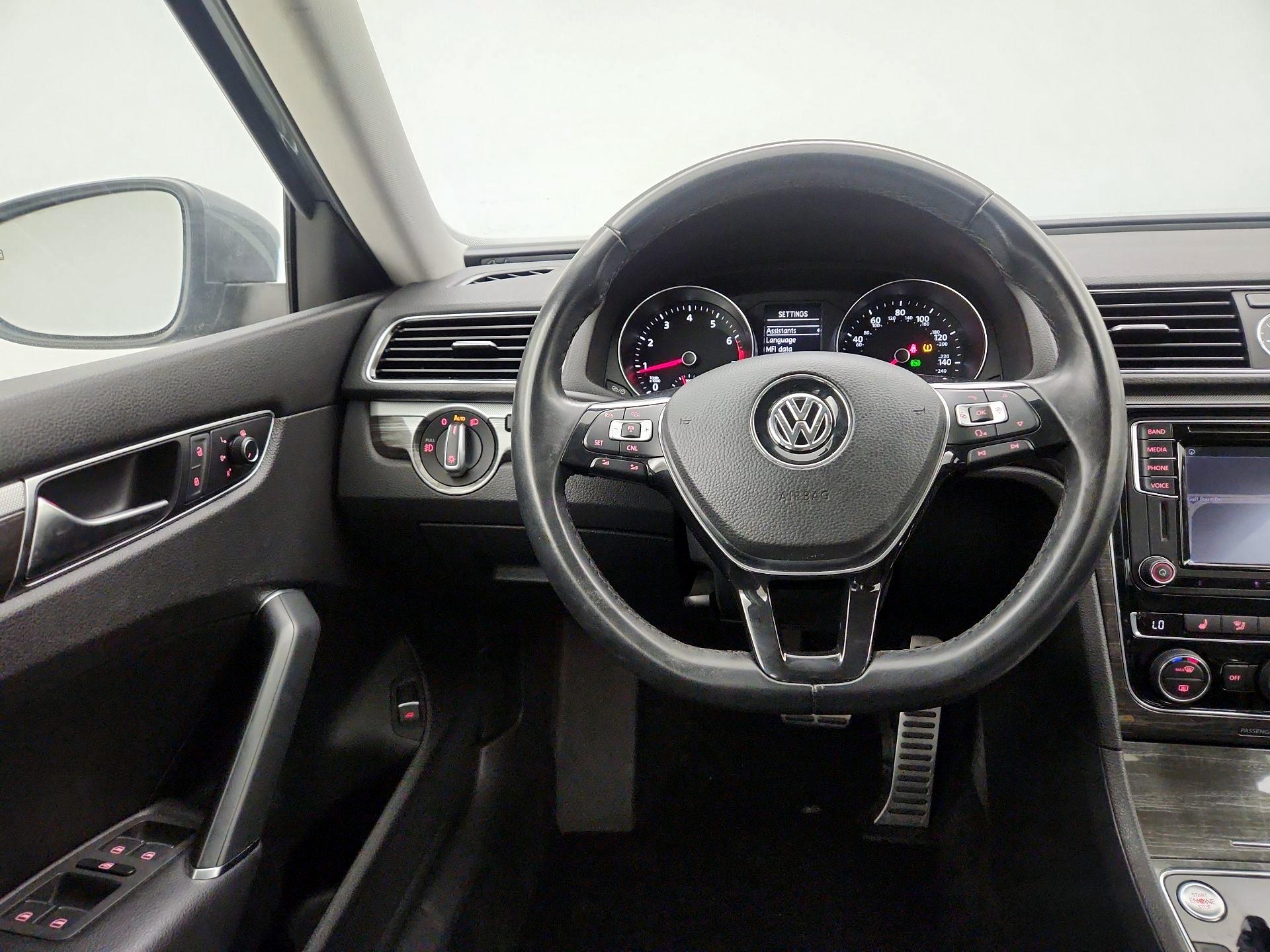 Thumbnail: 2016 Volkswagen Passat - 10