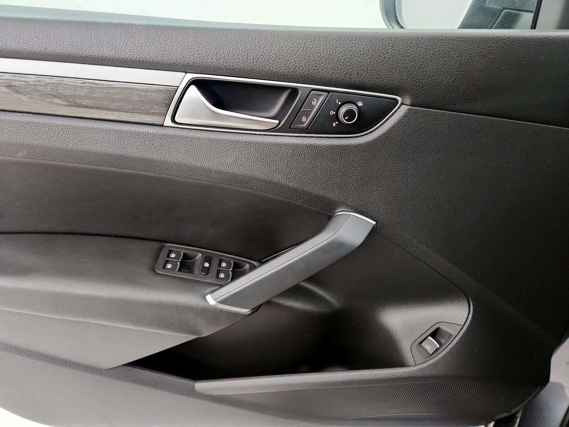 Thumbnail: 2016 Volkswagen Passat - 12