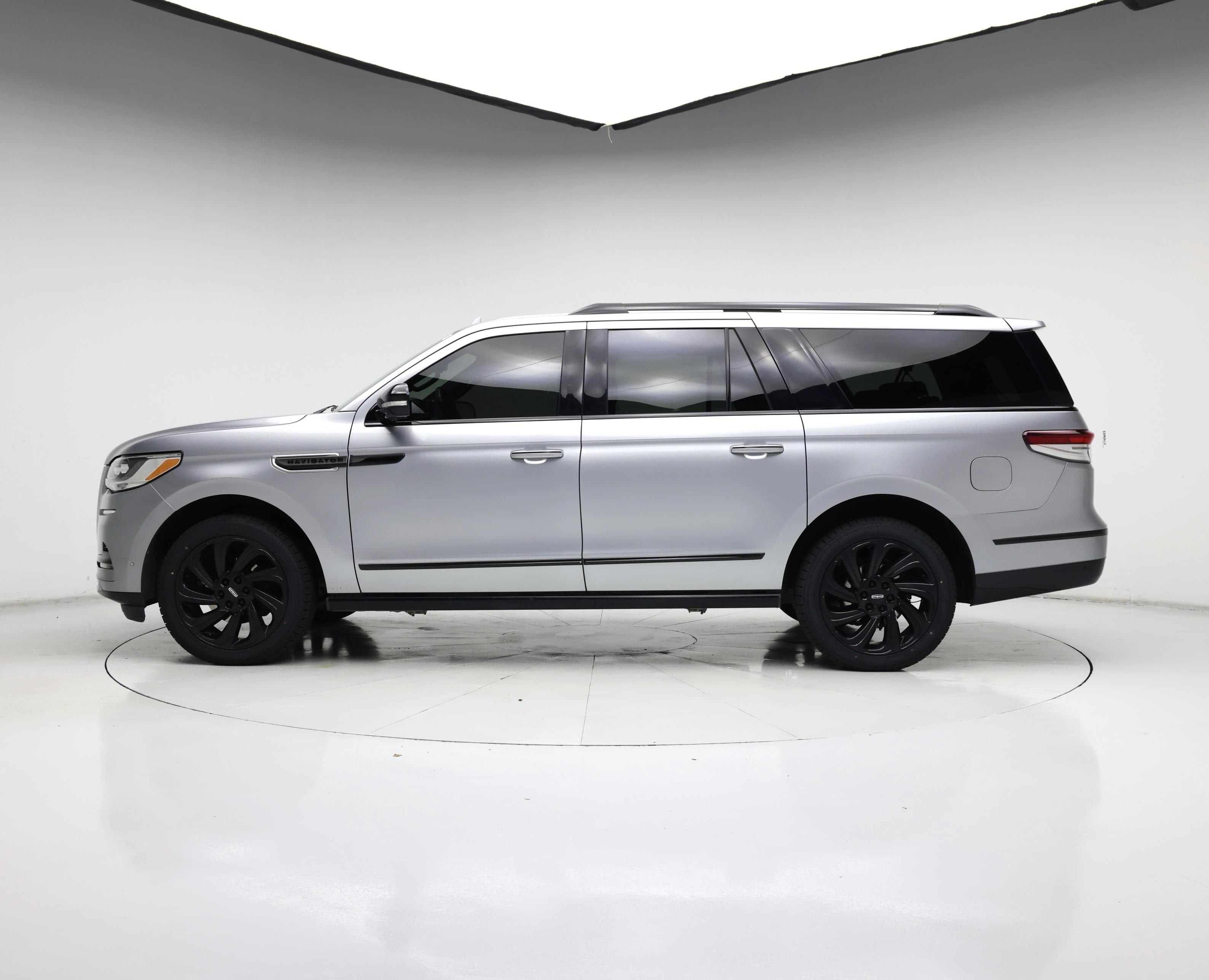 Thumbnail: 2023 Lincoln Navigator L - 3