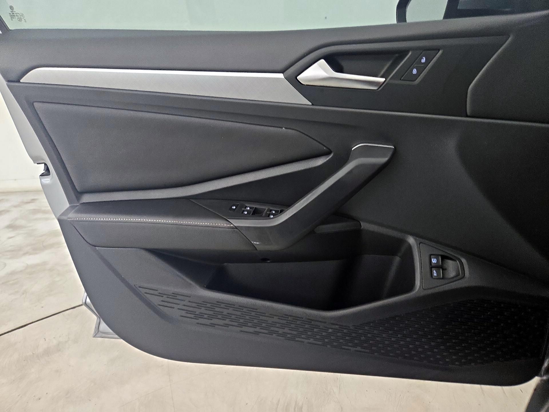 Thumbnail: 2022 Volkswagen Jetta - 12