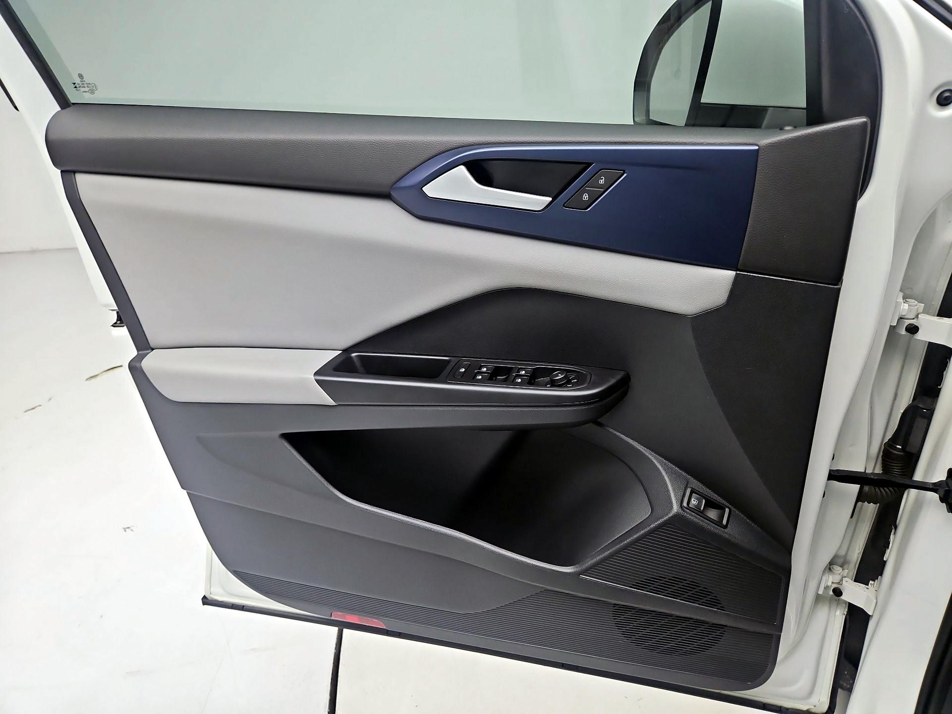 Thumbnail: 2023 Volkswagen Taos - 10