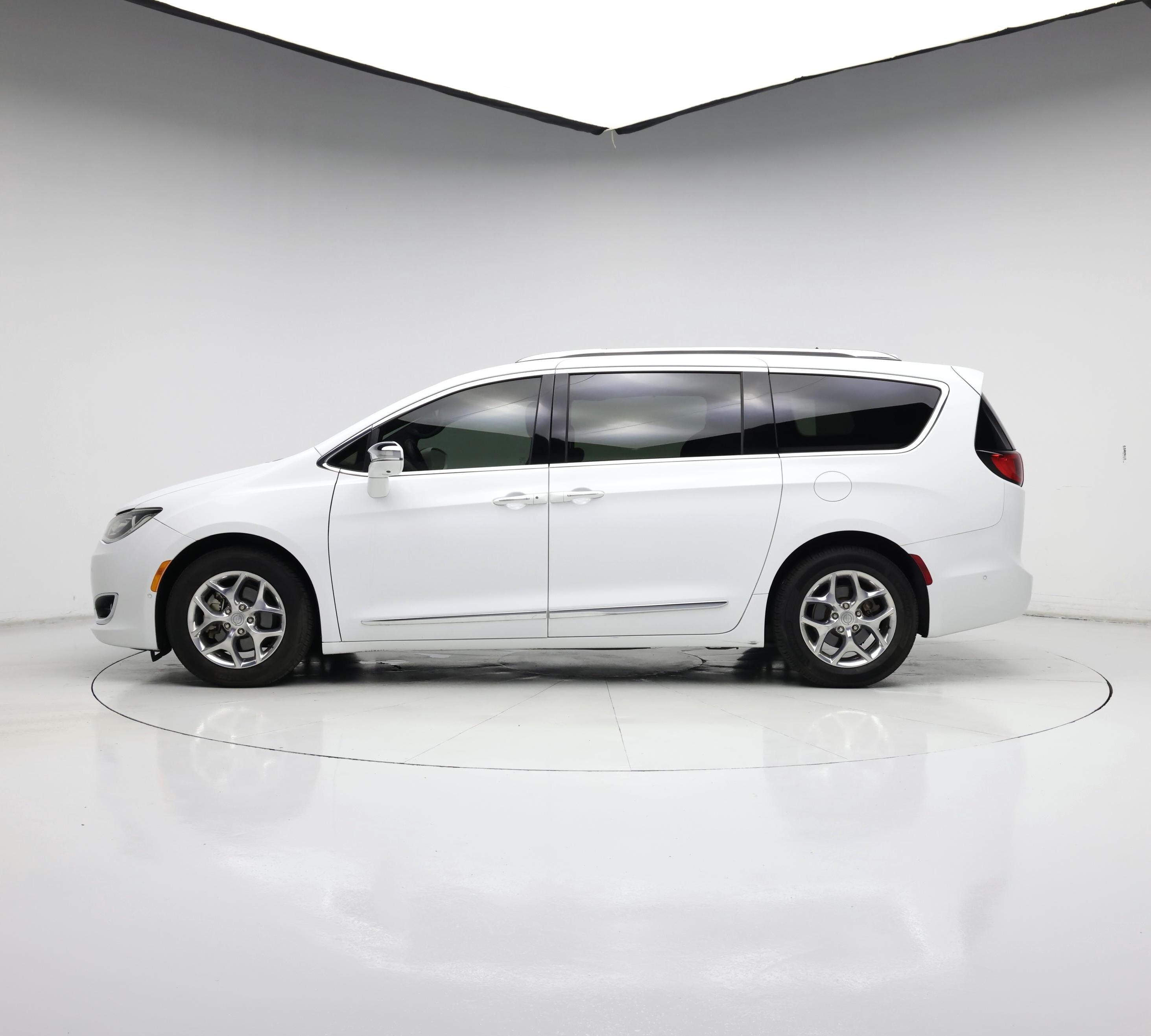 Thumbnail: 2020 Chrysler Pacifica - 3