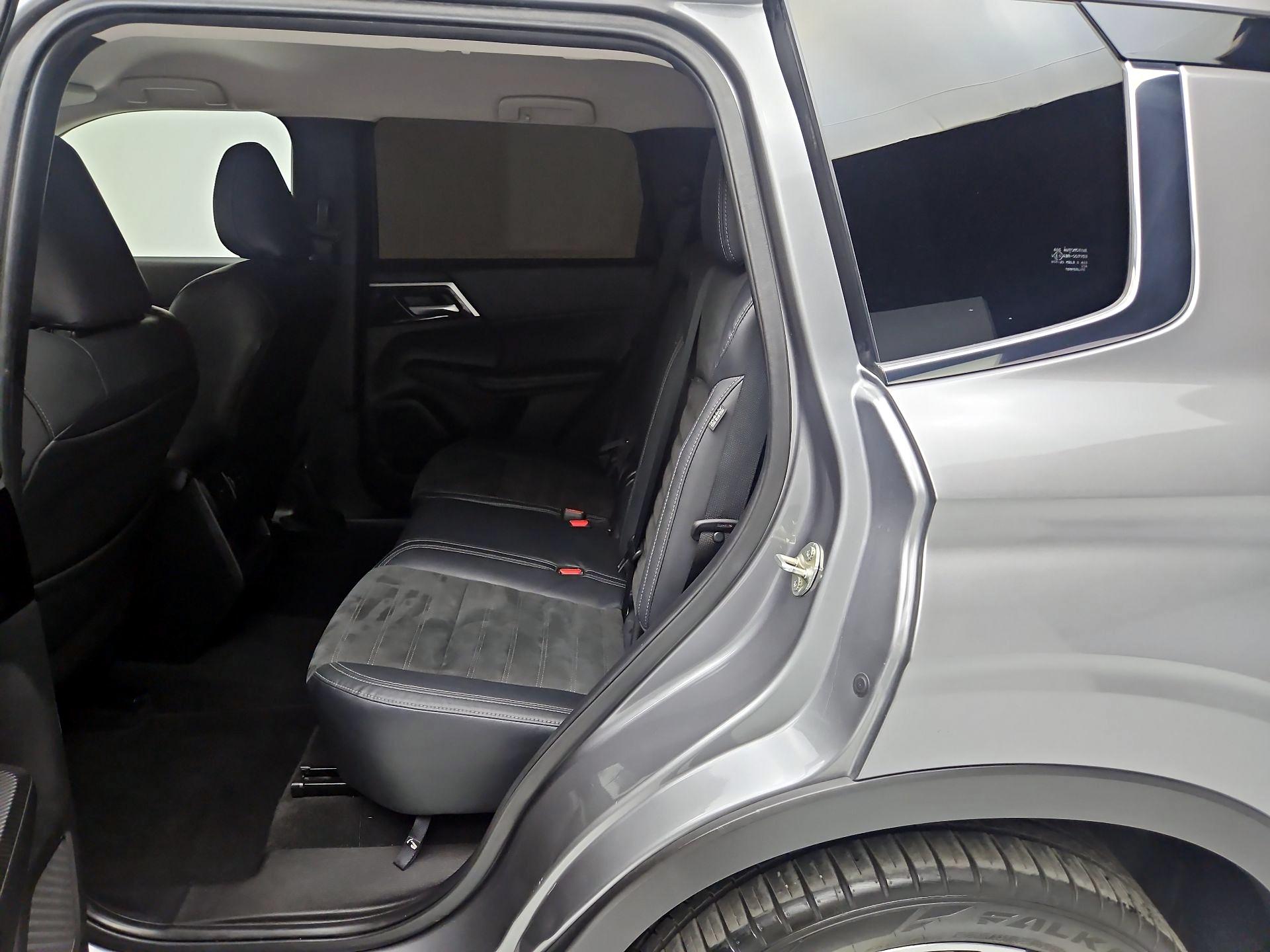 Thumbnail: 2022 Mitsubishi Outlander - 18