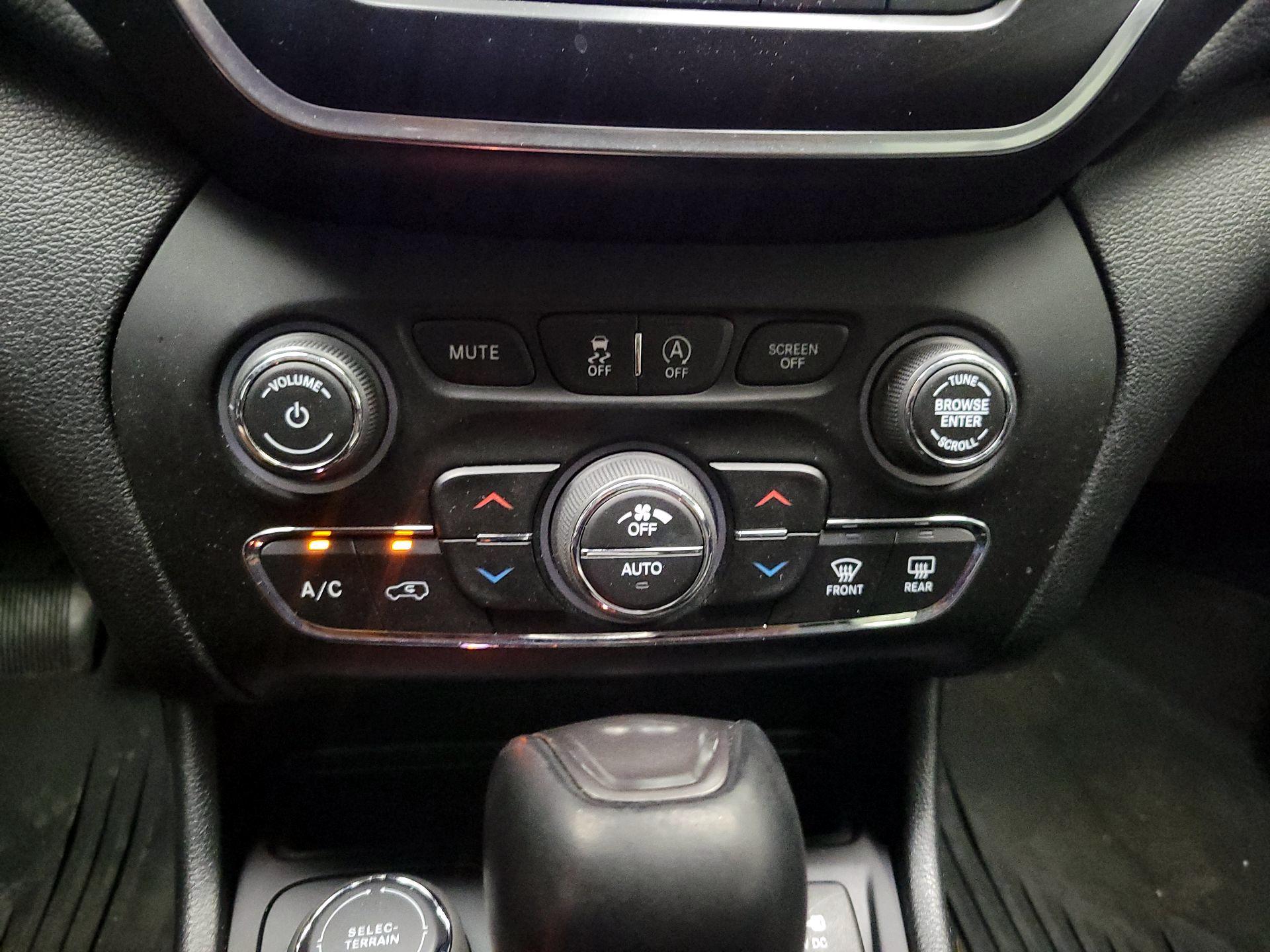 Thumbnail: 2022 Jeep Cherokee - 16