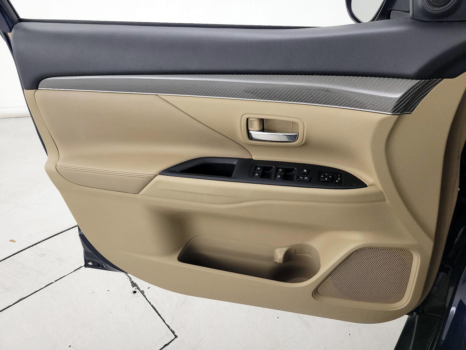 Thumbnail: 2019 Mitsubishi Outlander - 12