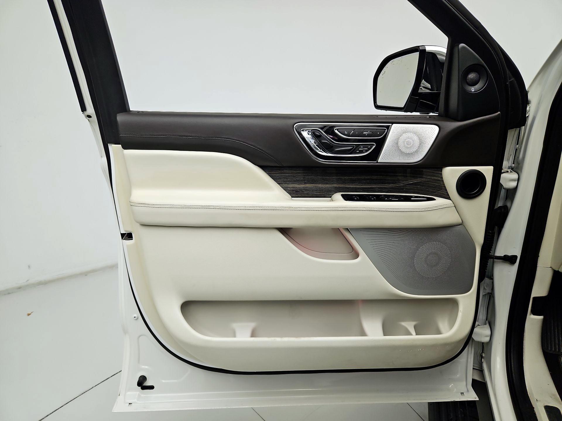 Thumbnail: 2020 Lincoln Navigator - 12
