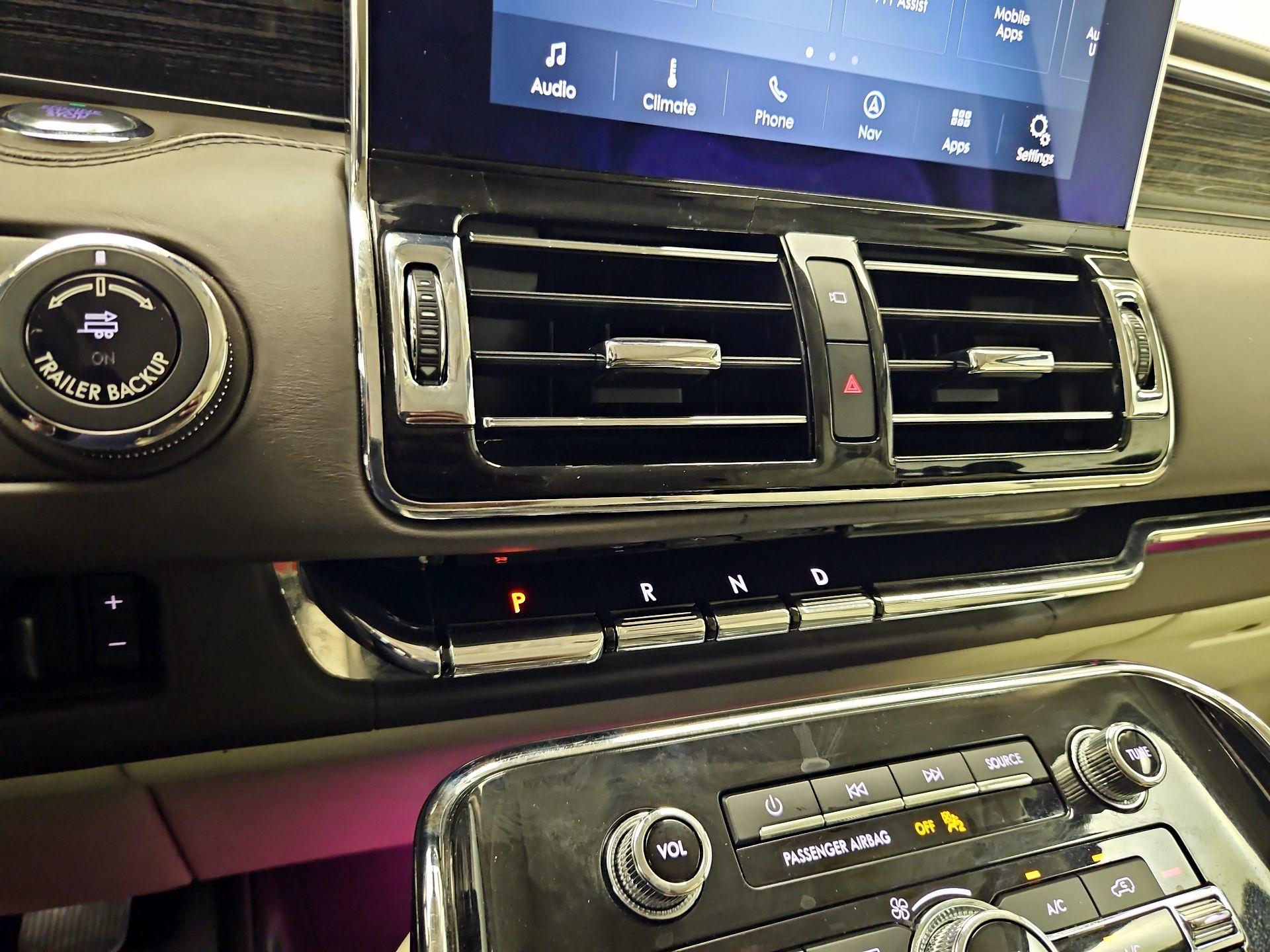 Thumbnail: 2020 Lincoln Navigator - 17