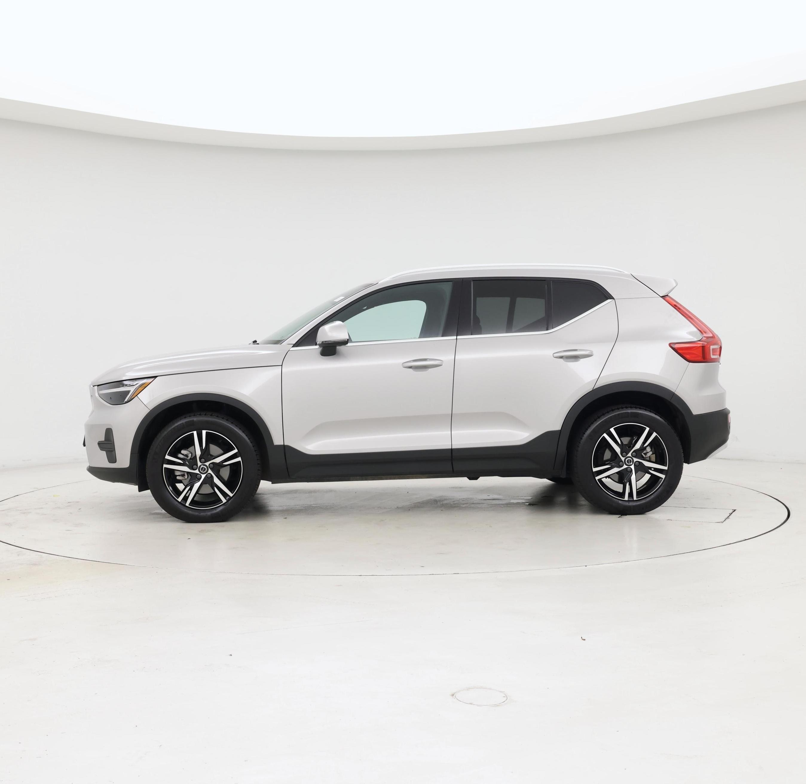 Thumbnail: 2025 Volvo XC40 - 3