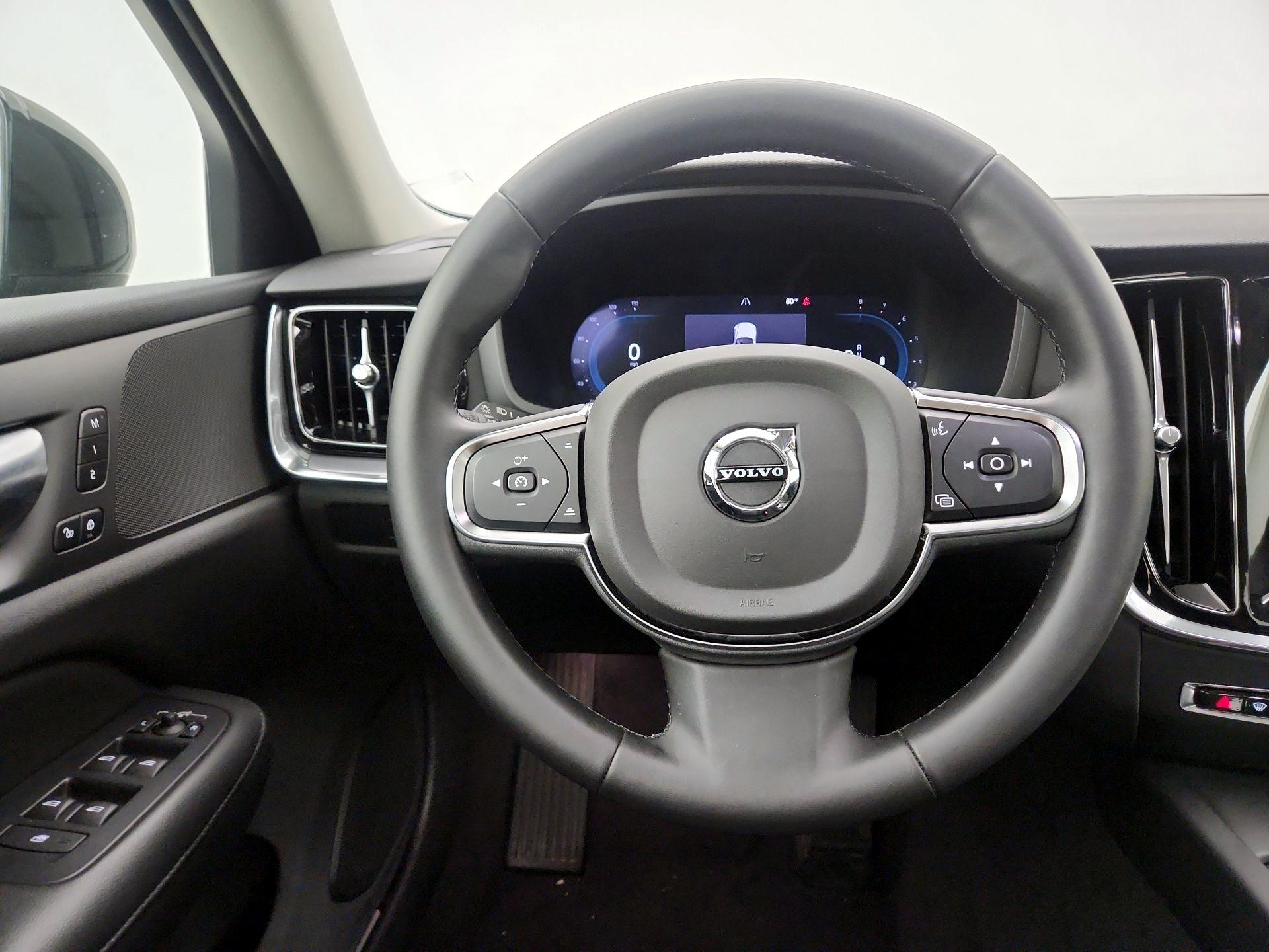 Thumbnail: 2025 Volvo S60 - 10