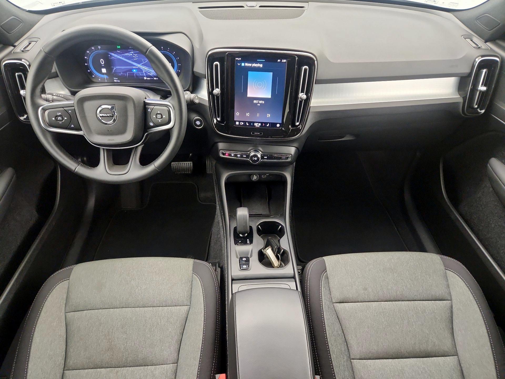 Thumbnail: 2025 Volvo XC40 - 9