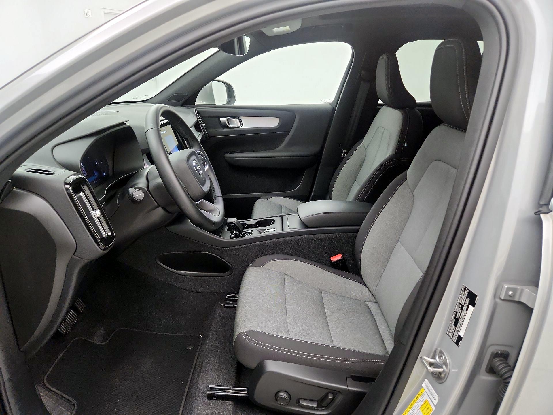 Thumbnail: 2025 Volvo XC40 - 11