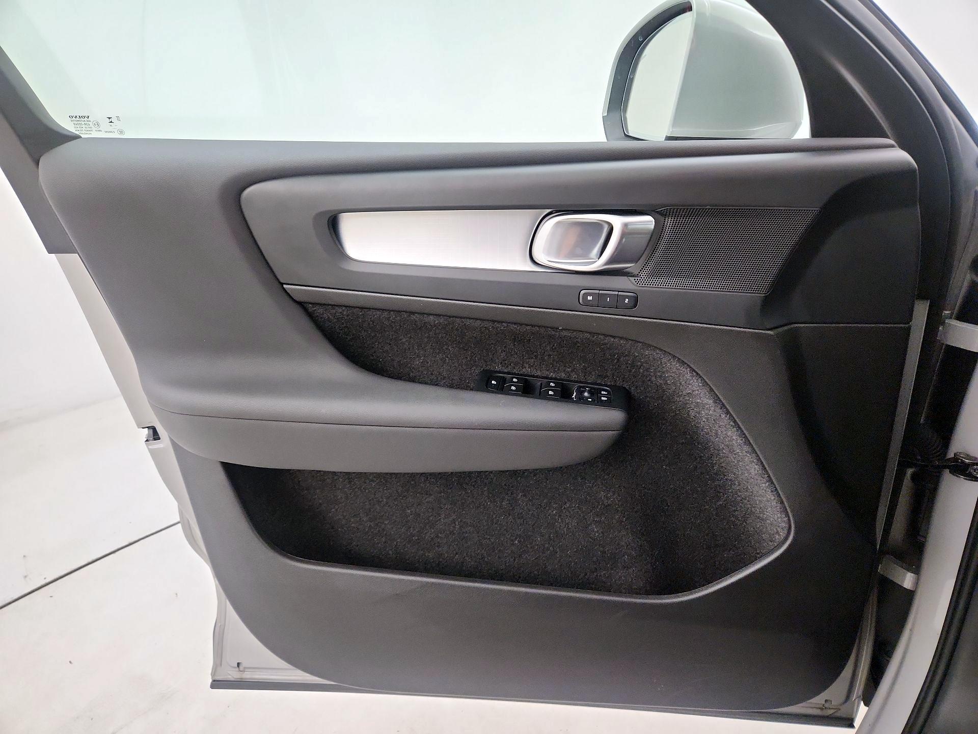 Thumbnail: 2025 Volvo XC40 - 12