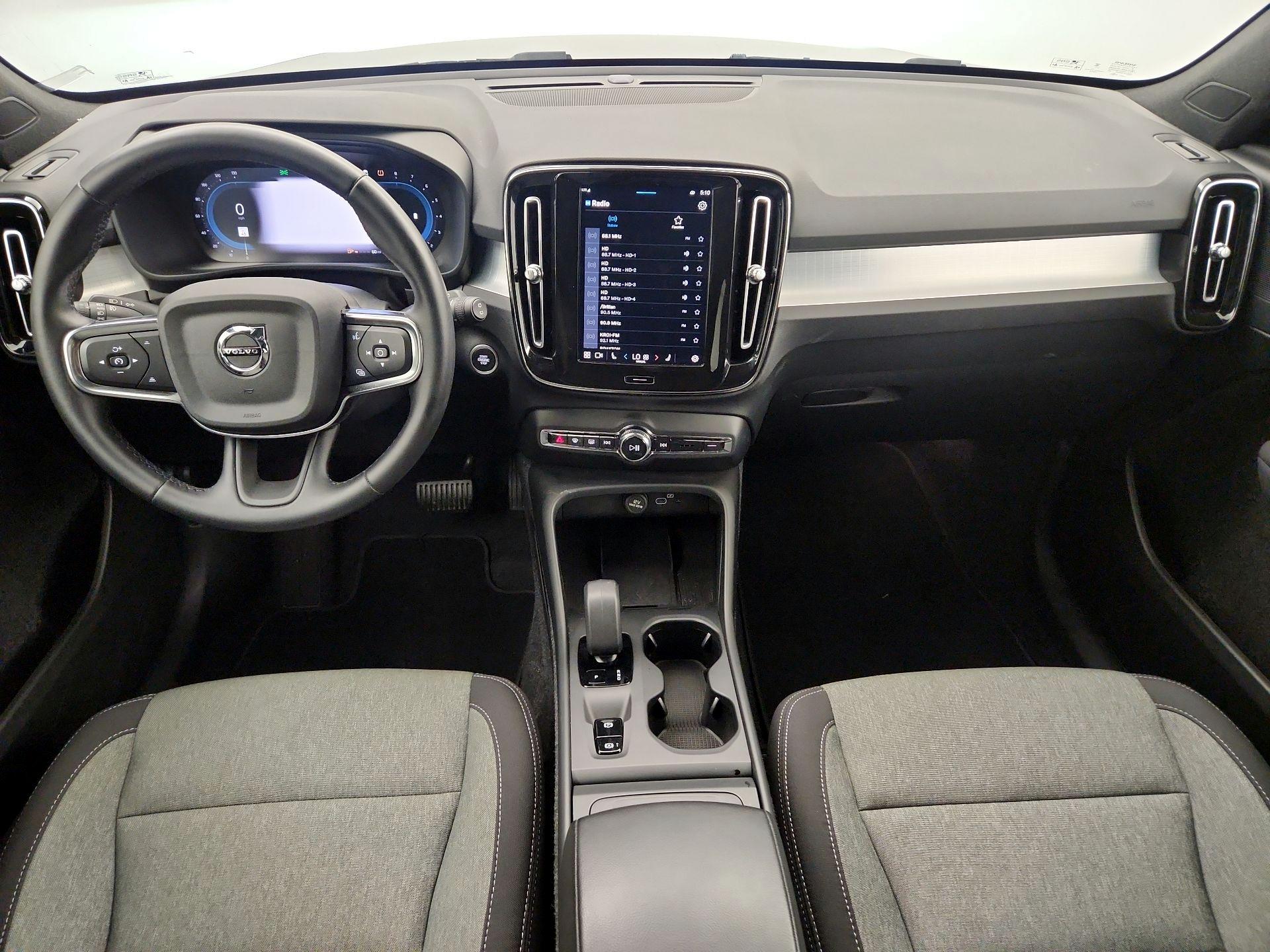Thumbnail: 2025 Volvo XC40 - 9