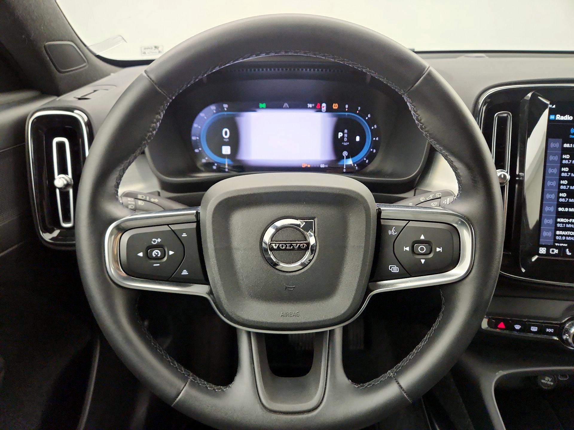 Thumbnail: 2025 Volvo XC40 - 10