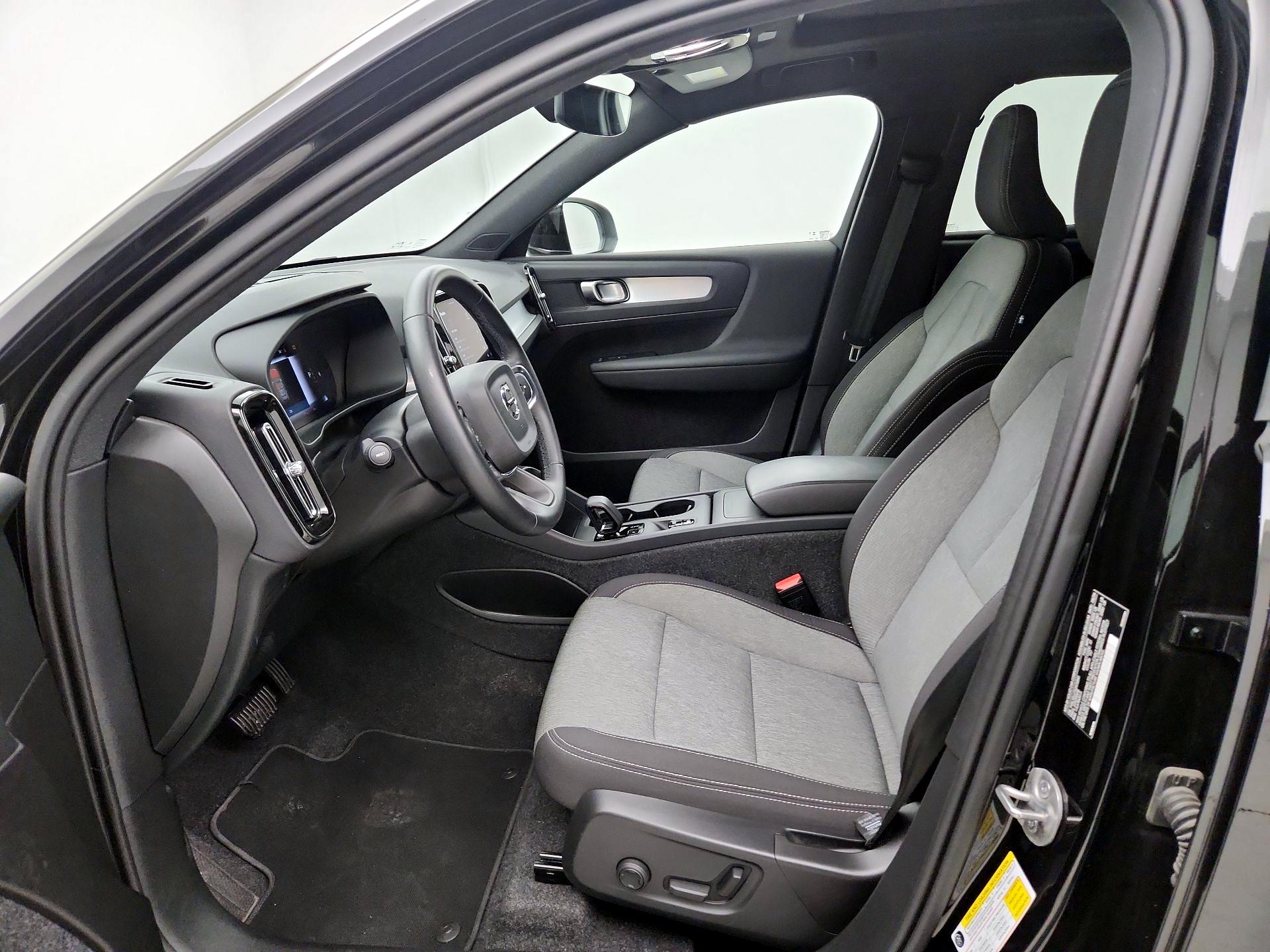 Thumbnail: 2025 Volvo XC40 - 11