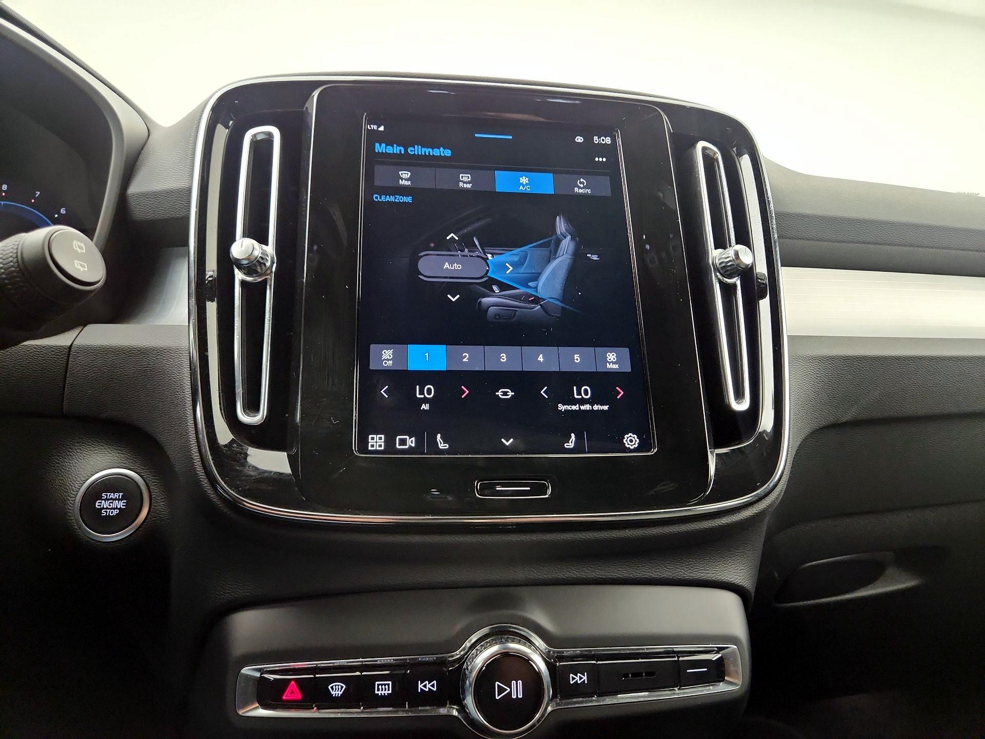 Thumbnail: 2025 Volvo XC40 - 14