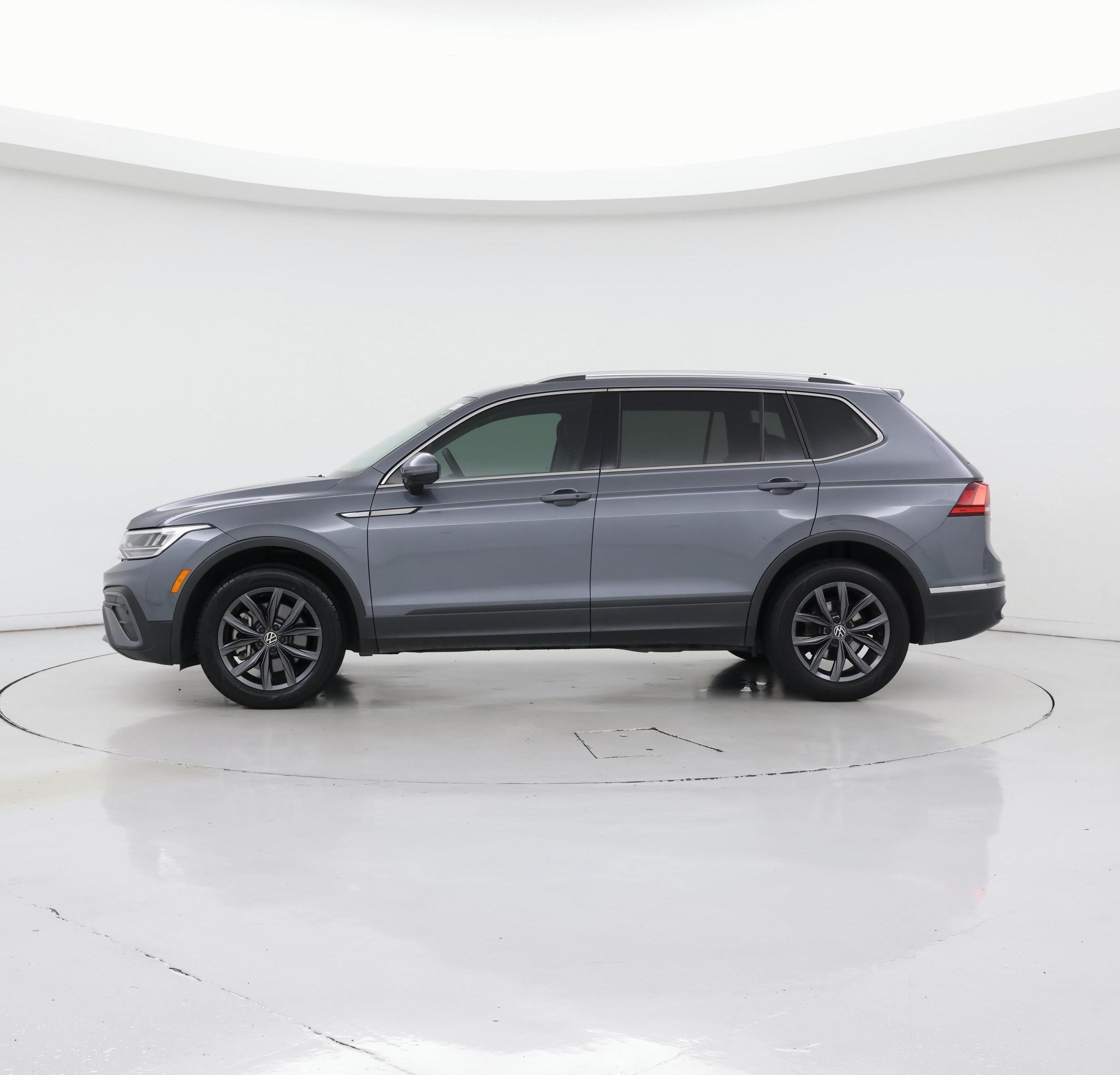 Thumbnail: 2022 Volkswagen Tiguan - 3