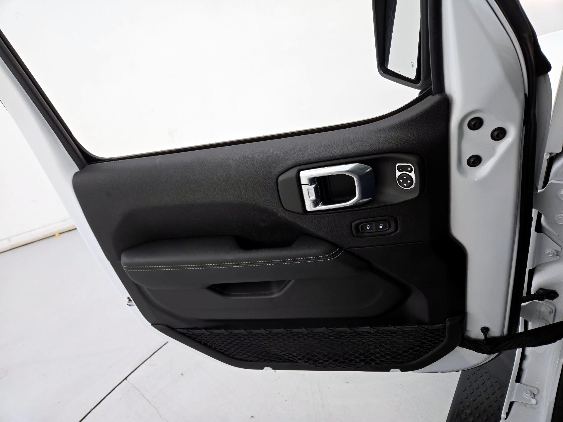 Thumbnail: 2021 Jeep Gladiator - 12
