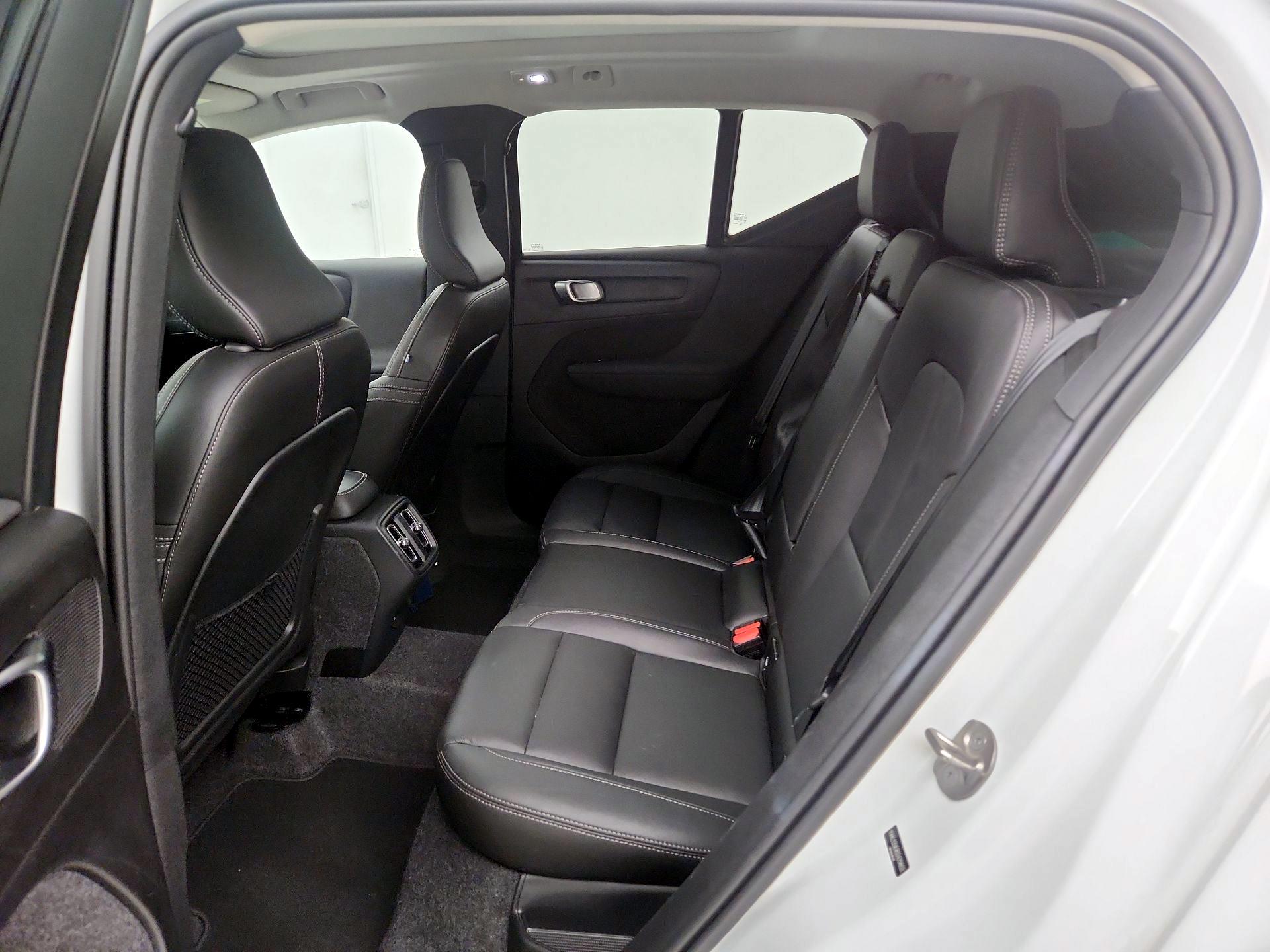 Thumbnail: 2025 Volvo XC40 - 17