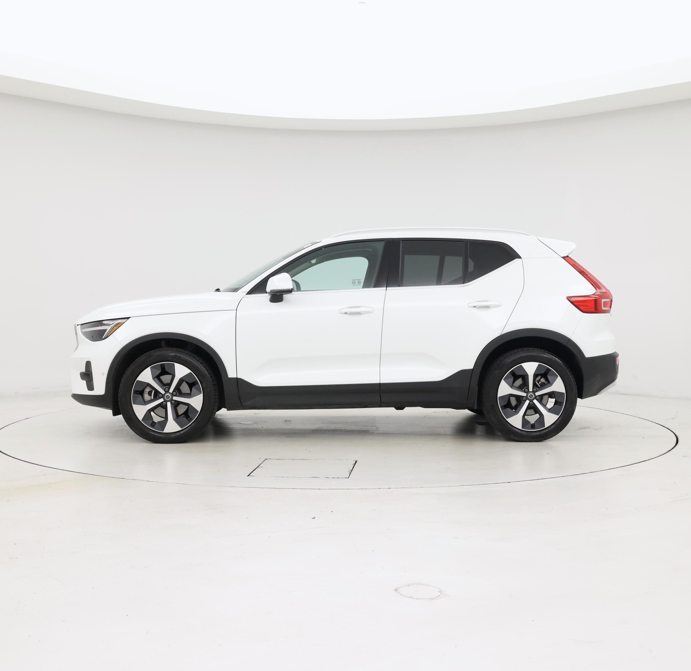 Thumbnail: 2025 Volvo XC40 - 3