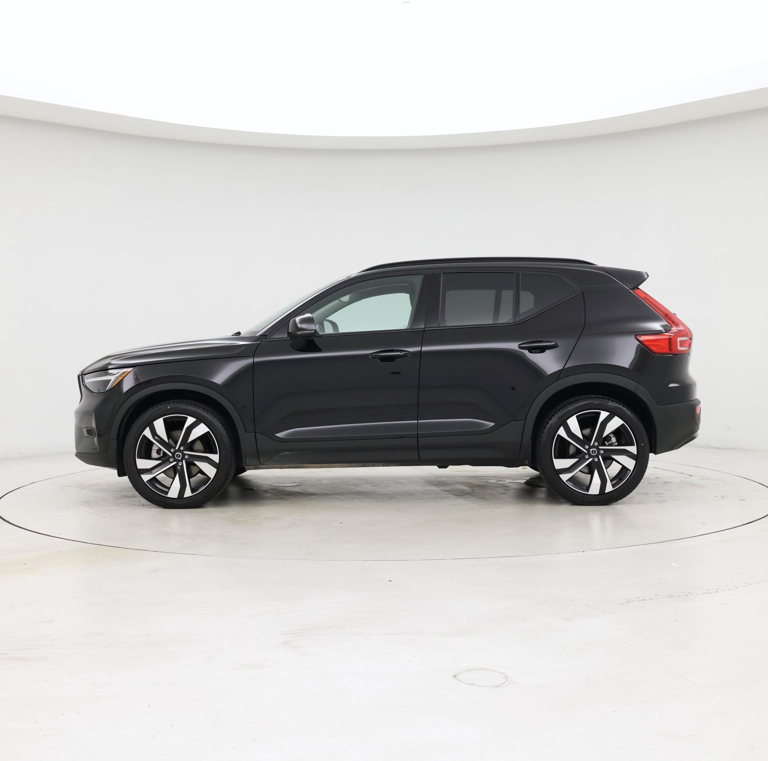 Thumbnail: 2025 Volvo XC40 - 3