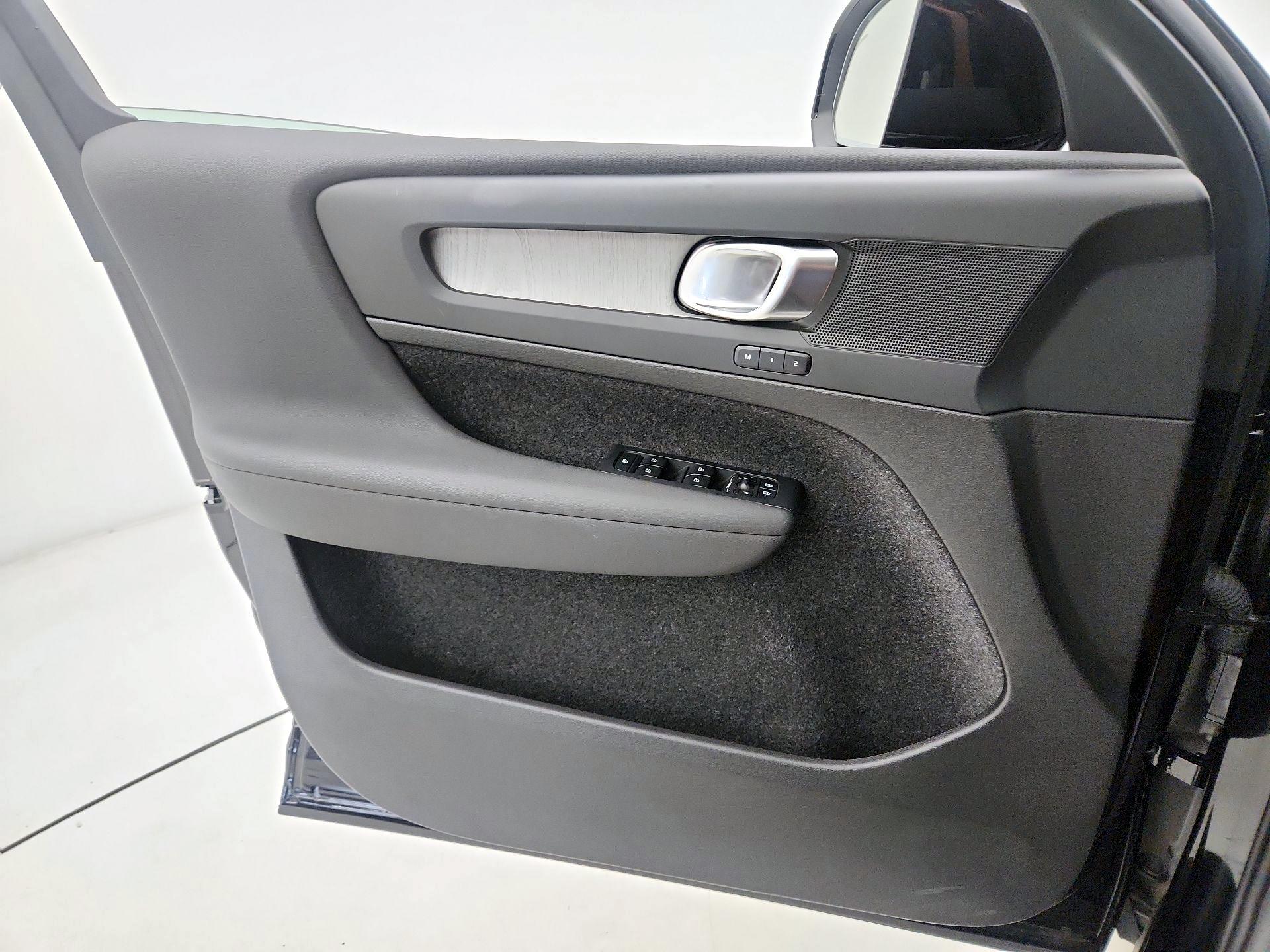 Thumbnail: 2025 Volvo XC40 - 12