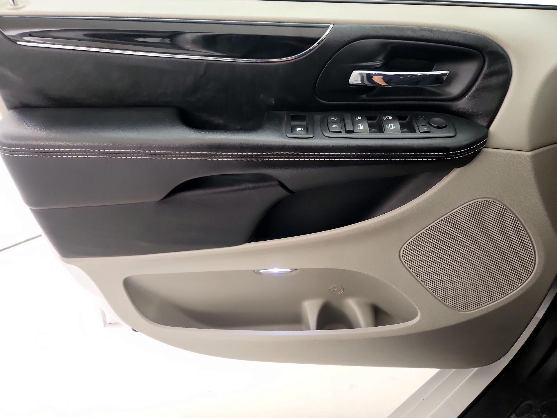 Thumbnail: 2016 Dodge Grand Caravan - 12