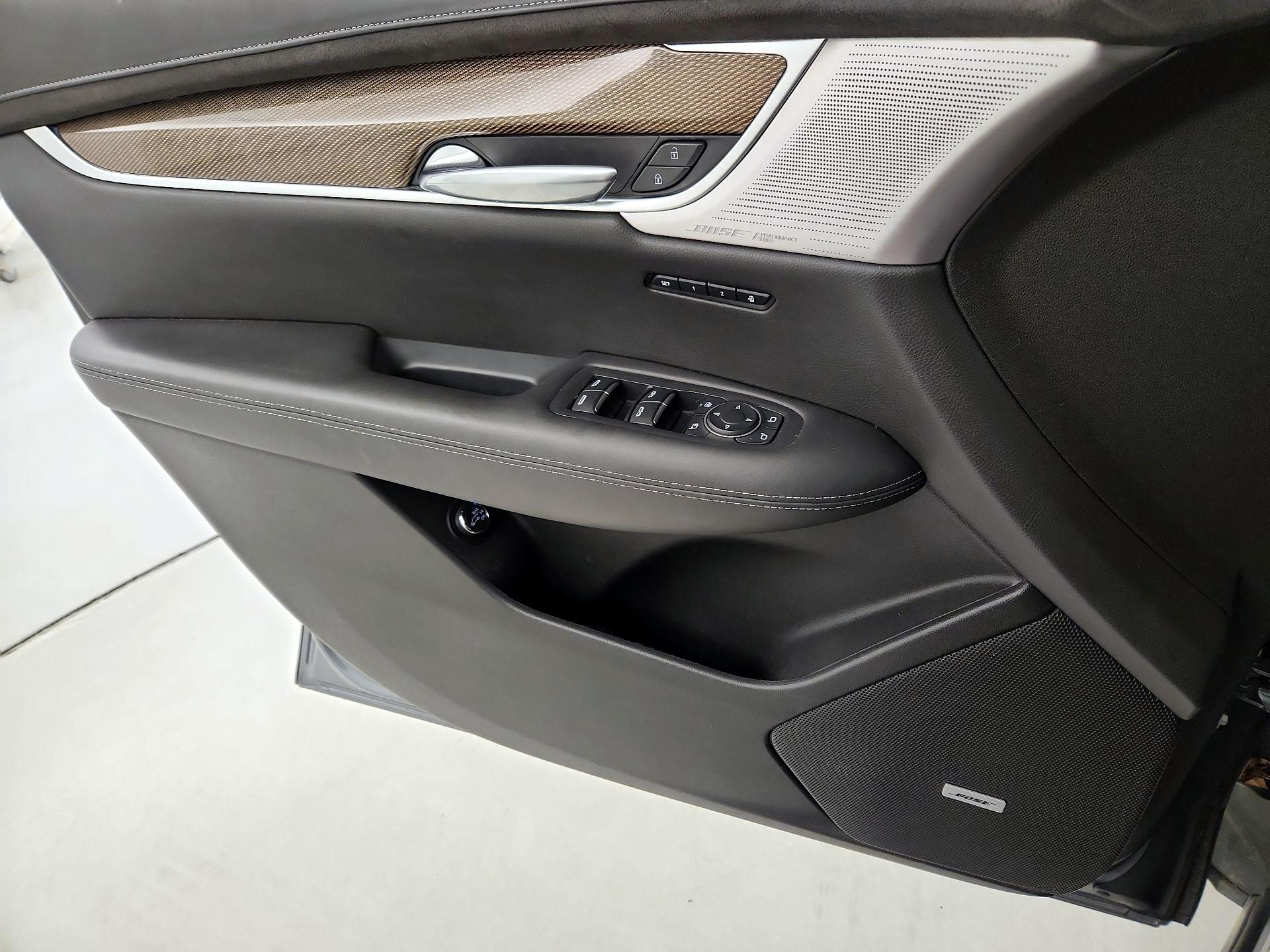 Thumbnail: 2022 Cadillac XT6 - 12