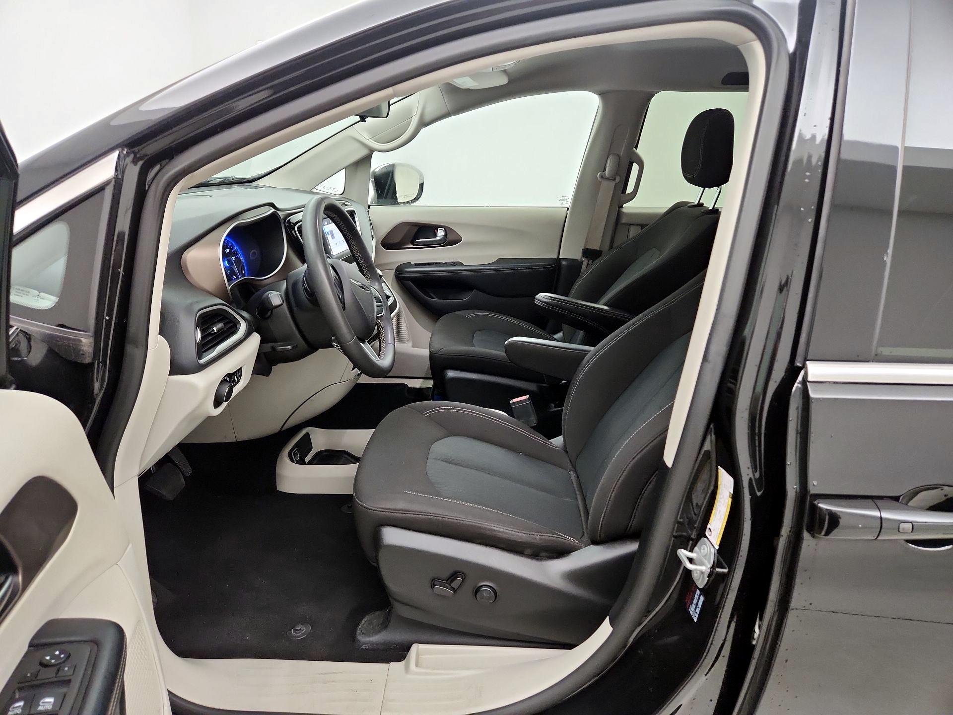 Thumbnail: 2022 Chrysler Voyager - 11