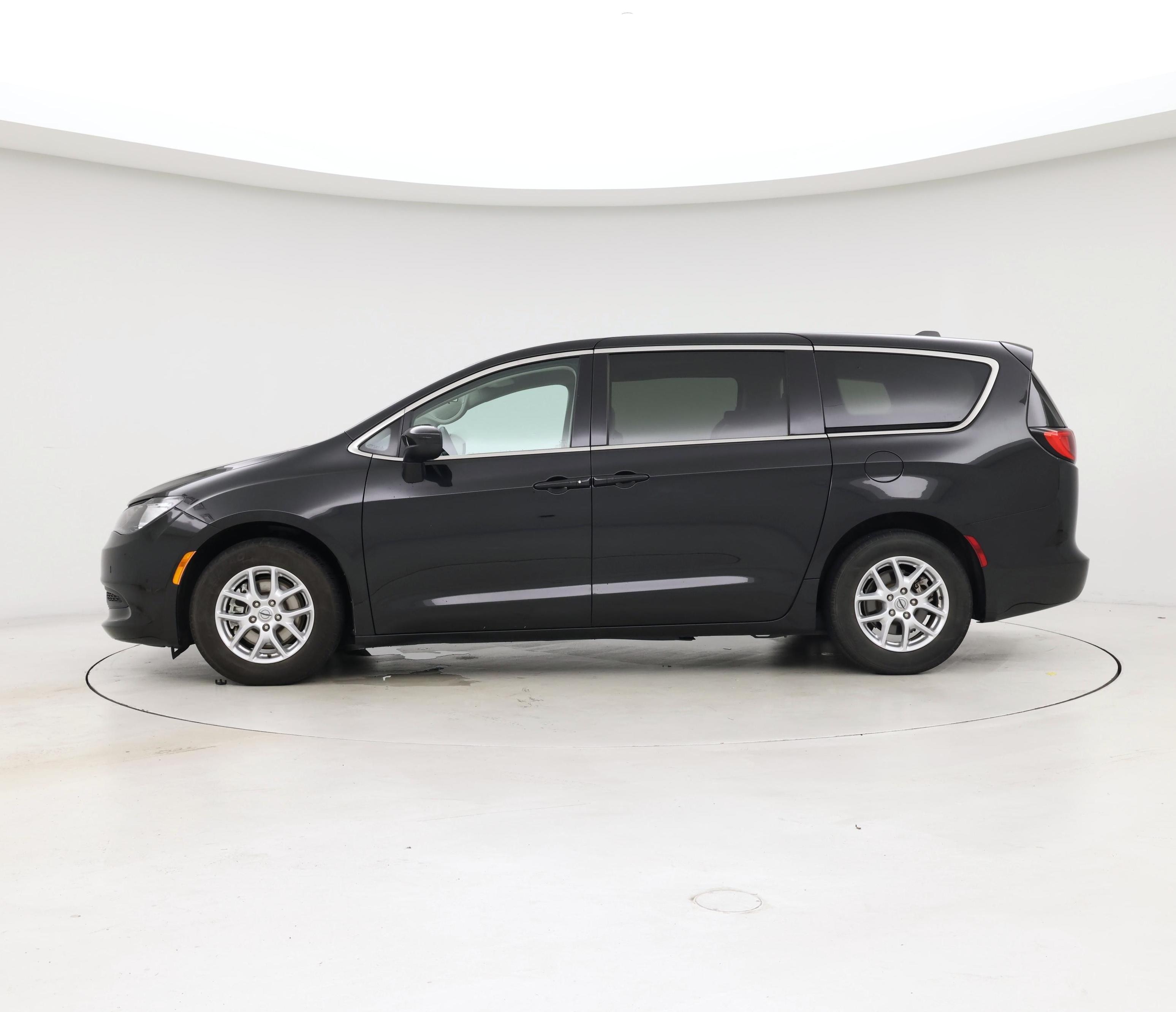 Thumbnail: 2022 Chrysler Voyager - 3