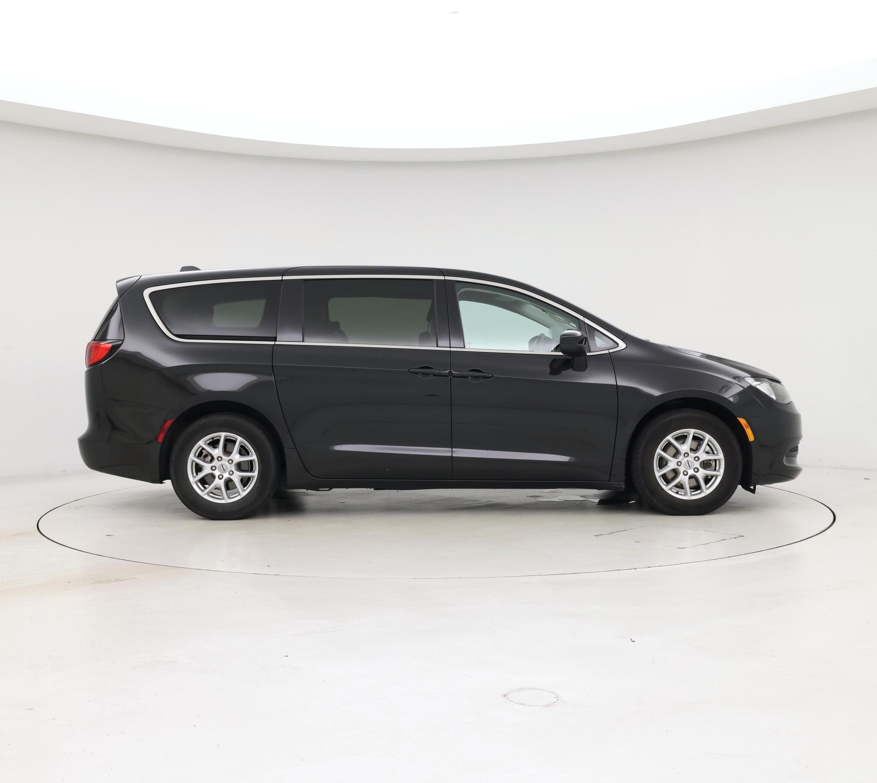 Thumbnail: 2022 Chrysler Voyager - 7