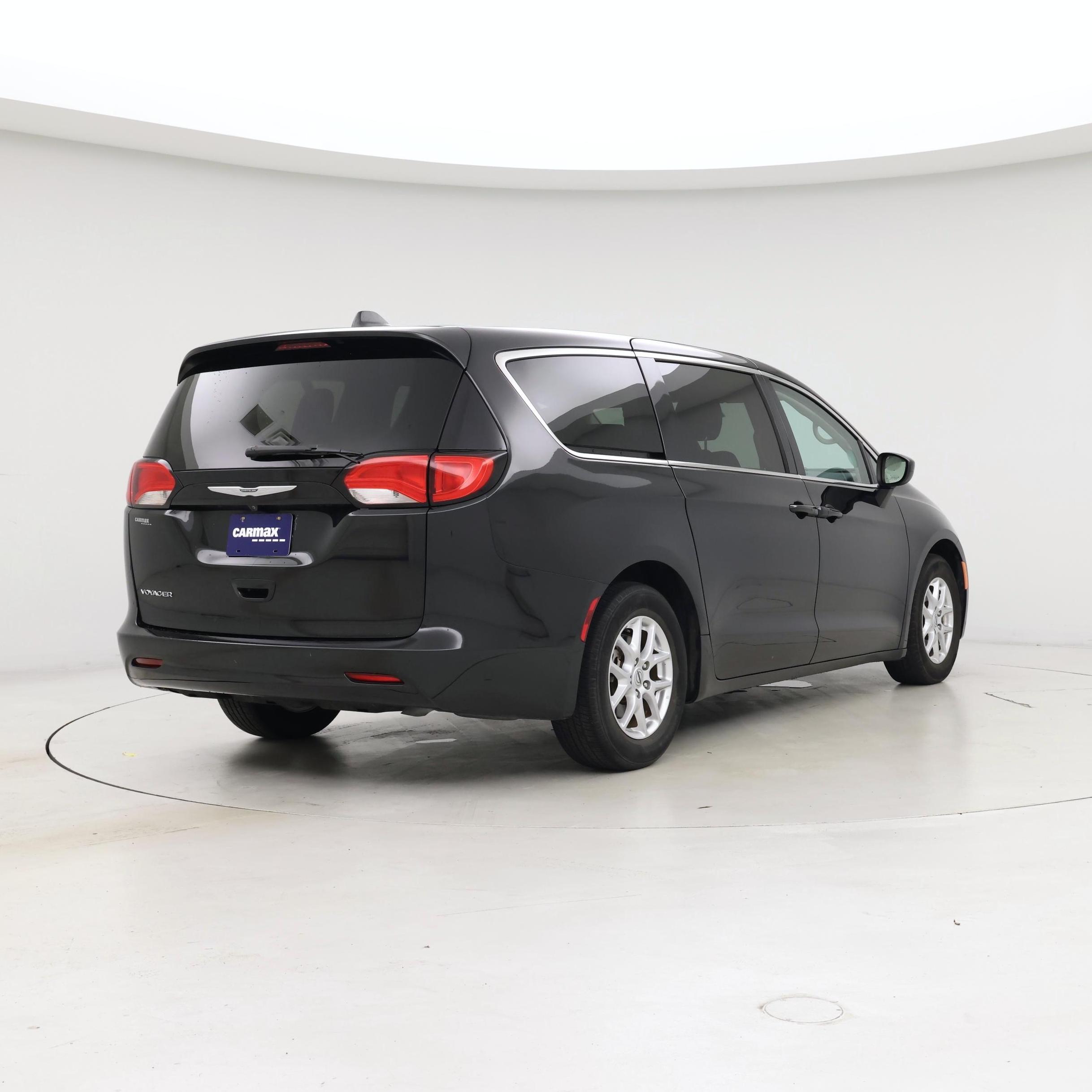 Thumbnail: 2022 Chrysler Voyager - 8