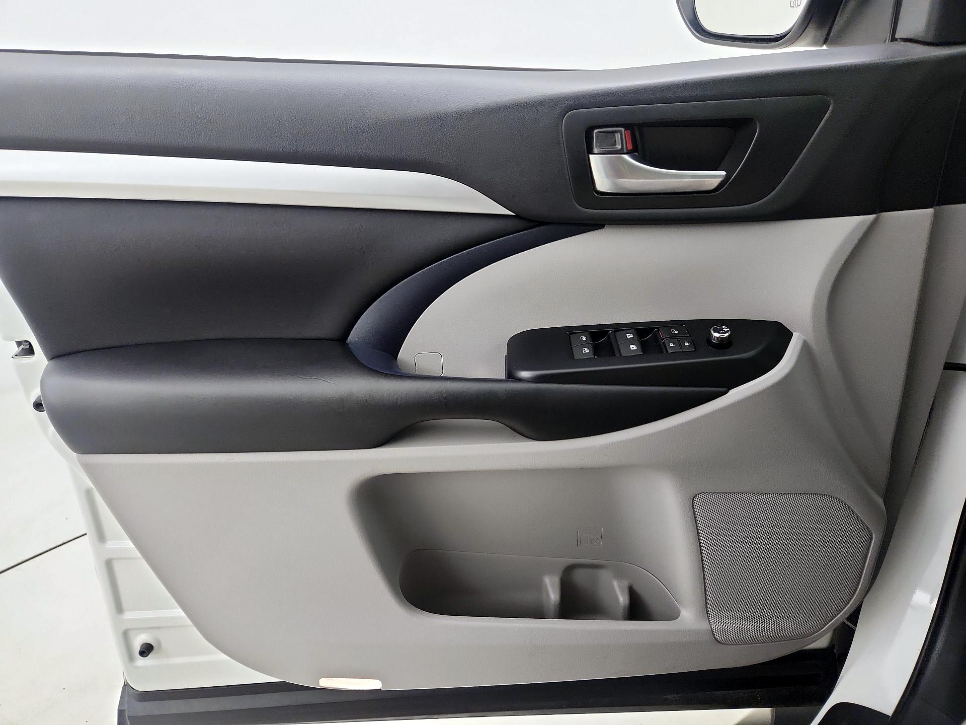Thumbnail: 2019 Toyota Highlander - 12